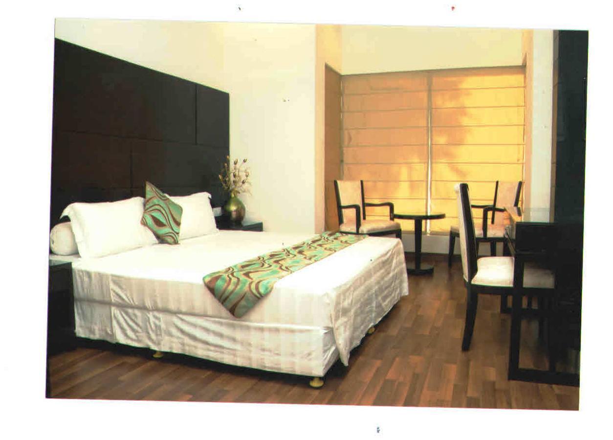 Vipul Grand Hotel 2*