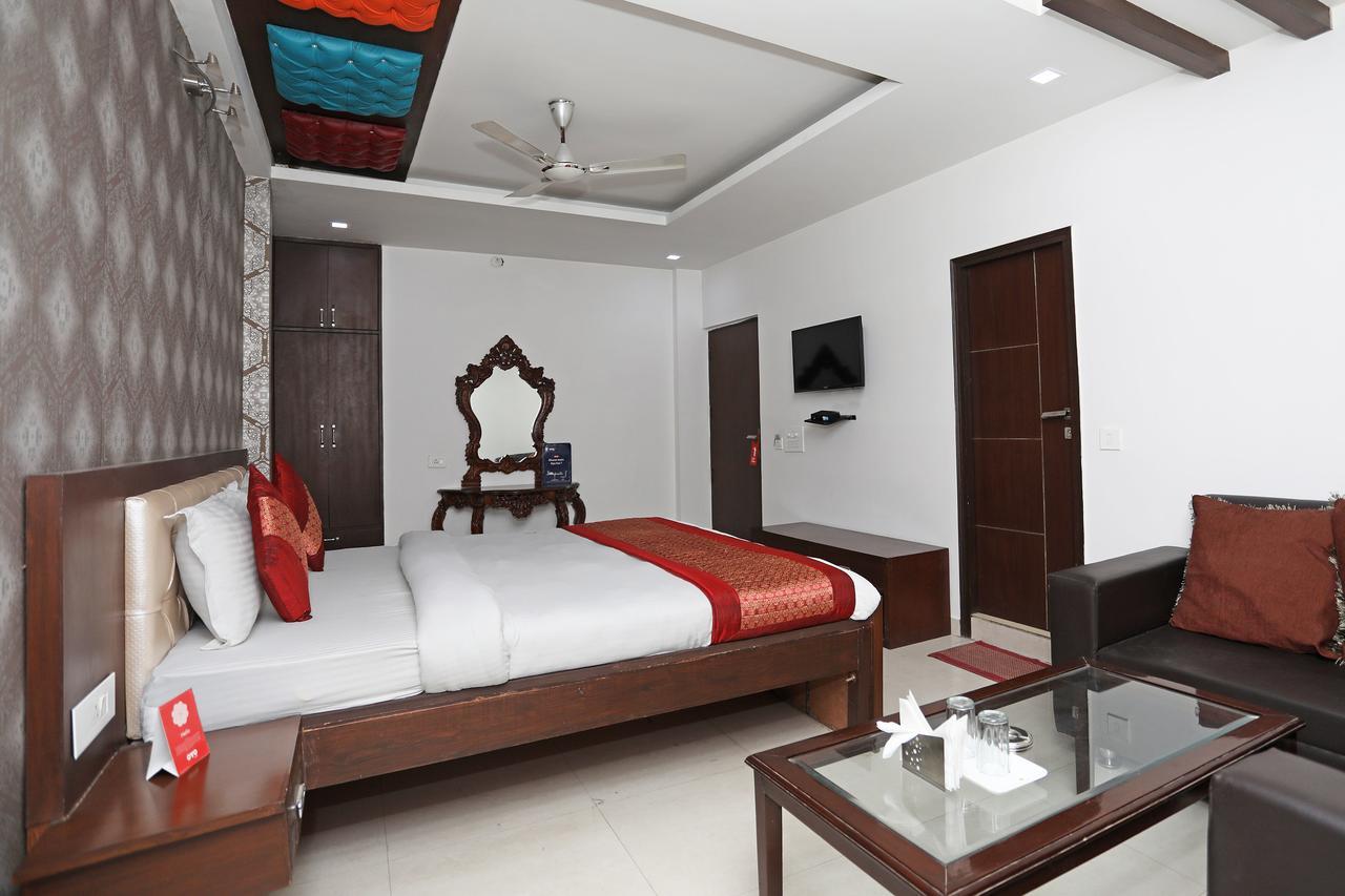 Capital O 10025 Hotel Flora Inn Hotel