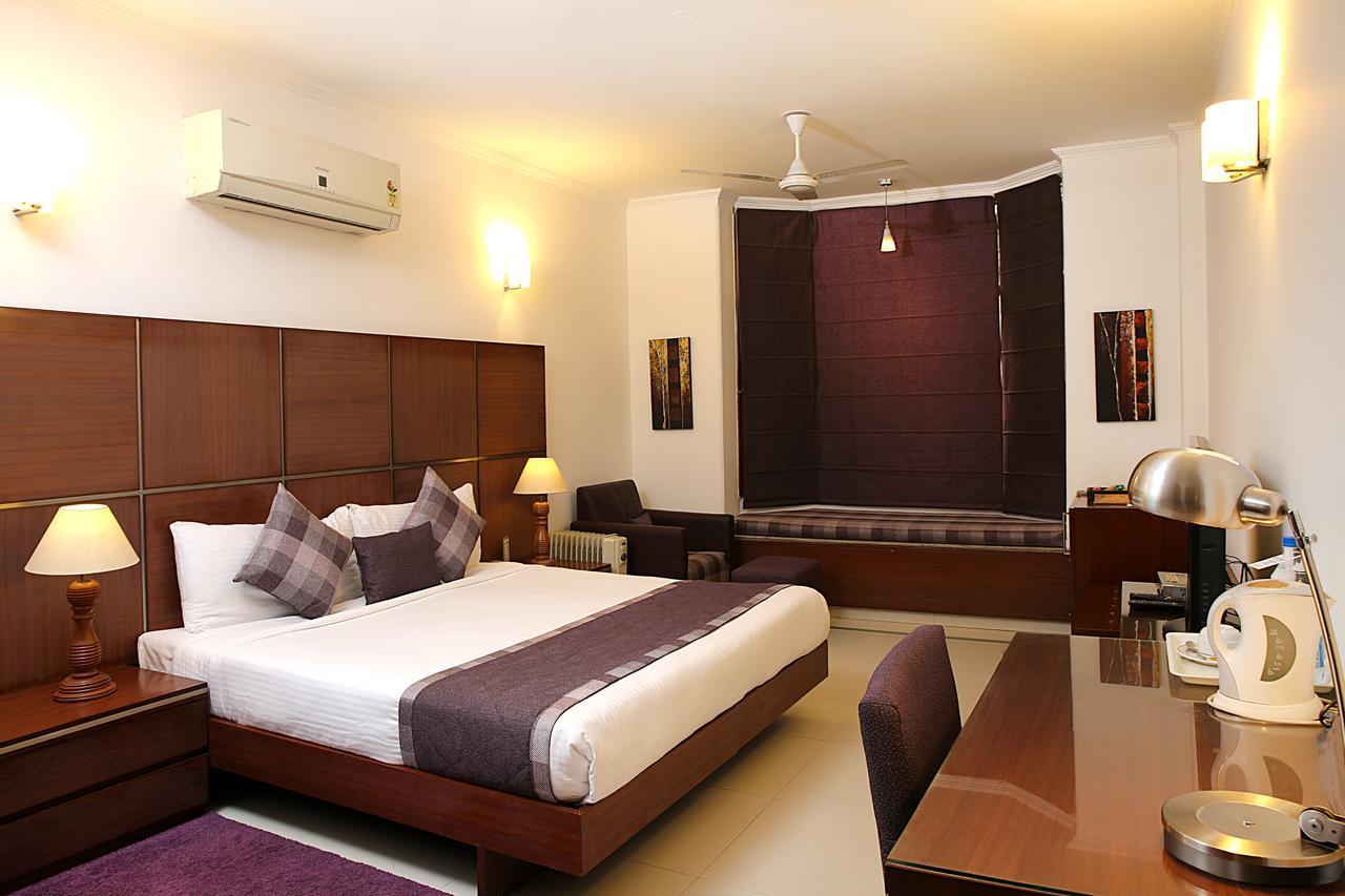 Ahuja Residency Dlf Phase 2 Hotel
