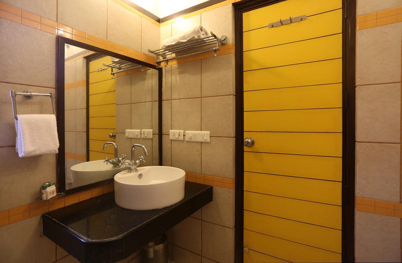 Oyo 5528 Dlf Phase 4 Hotel