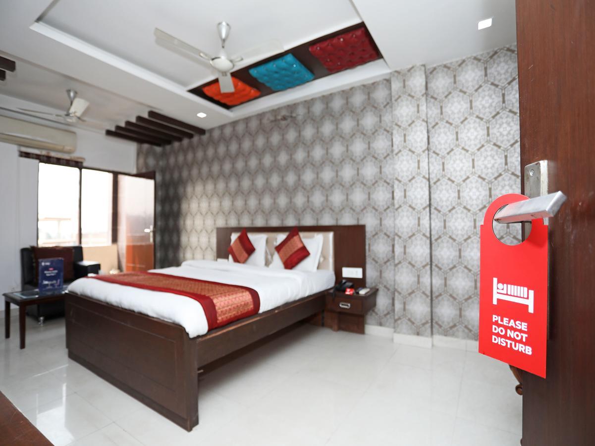 Capital O 10025 Hotel Flora Inn Hotel 3*