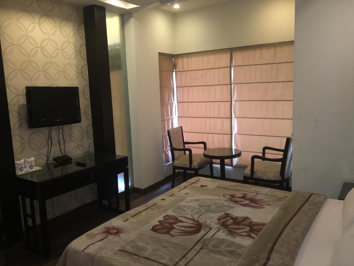 Vipul Grand Hotel 2*