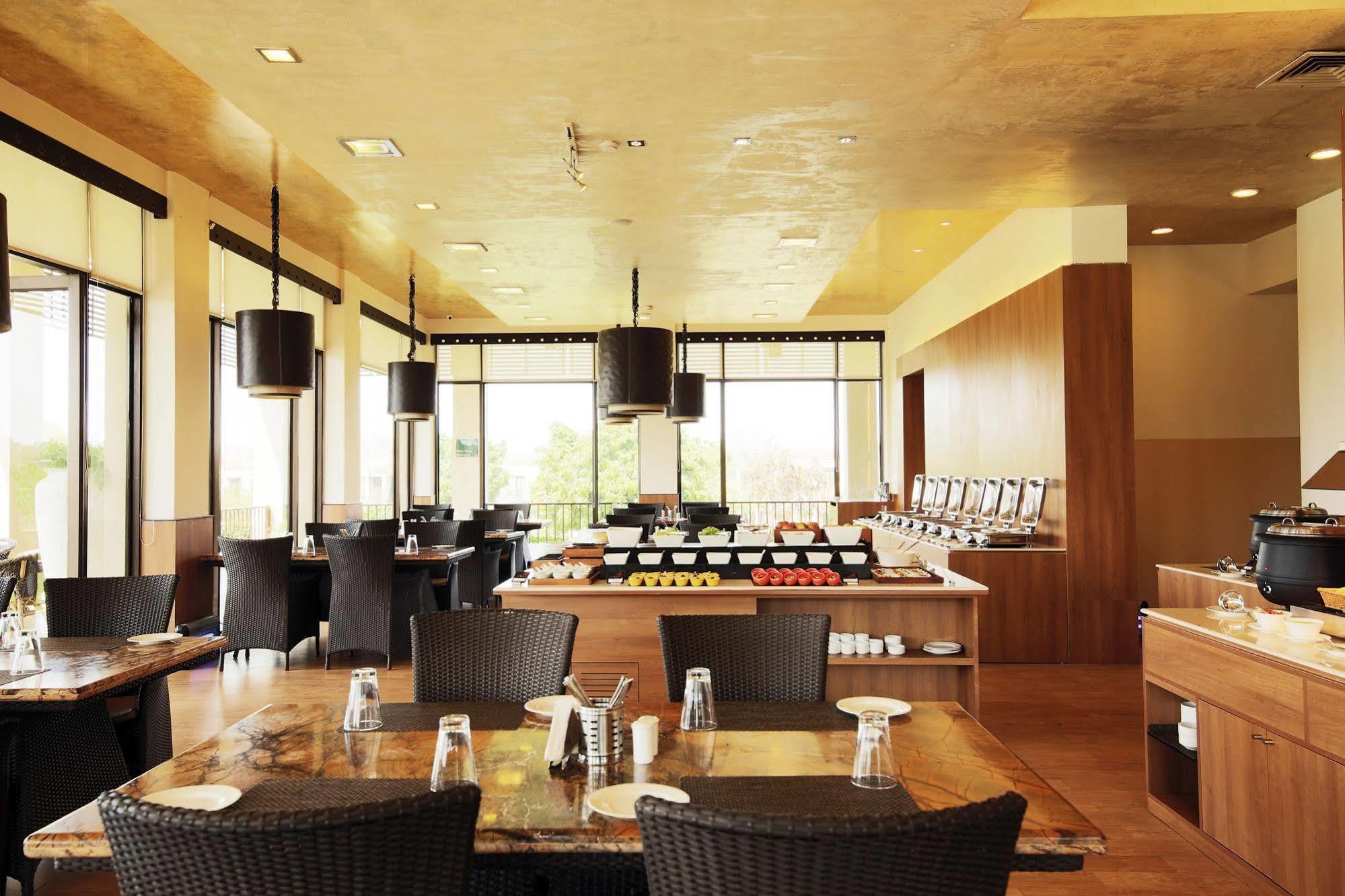 Lemon Tree Hotel, Tarudhan Valley, Manesar 4*
