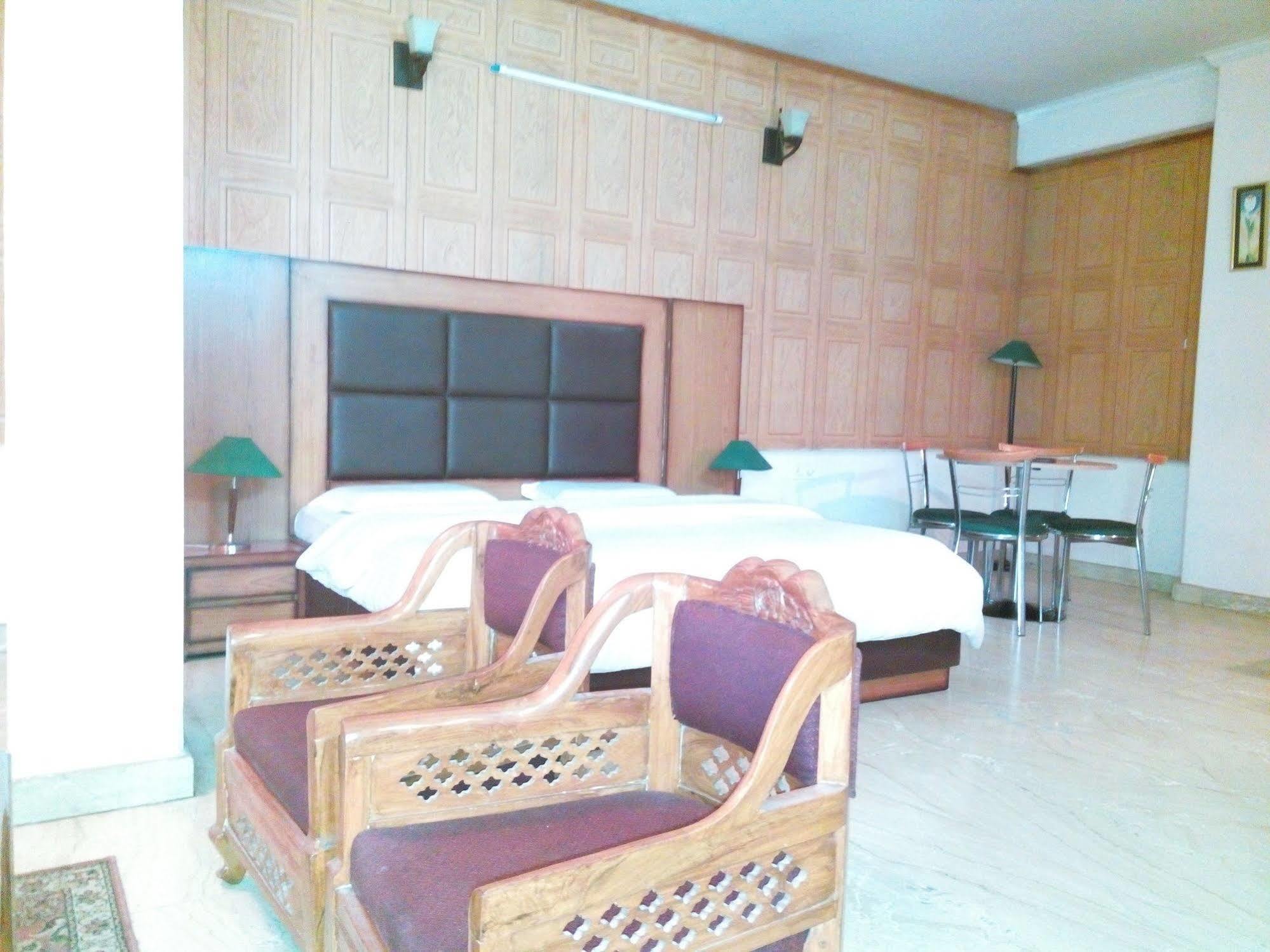 Hotel Queens Residency Gurgaon