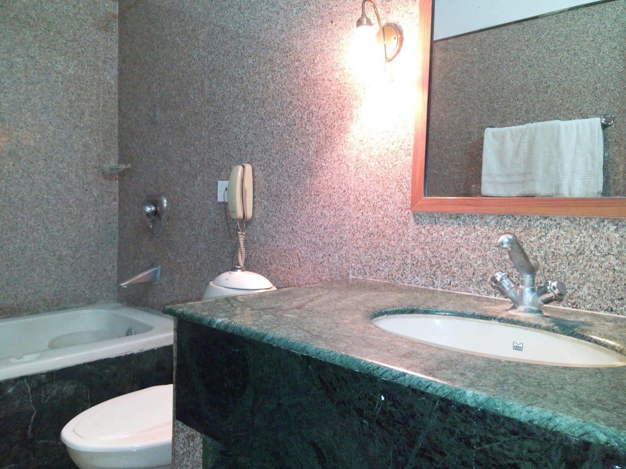 Hotel Queens Residency 3*