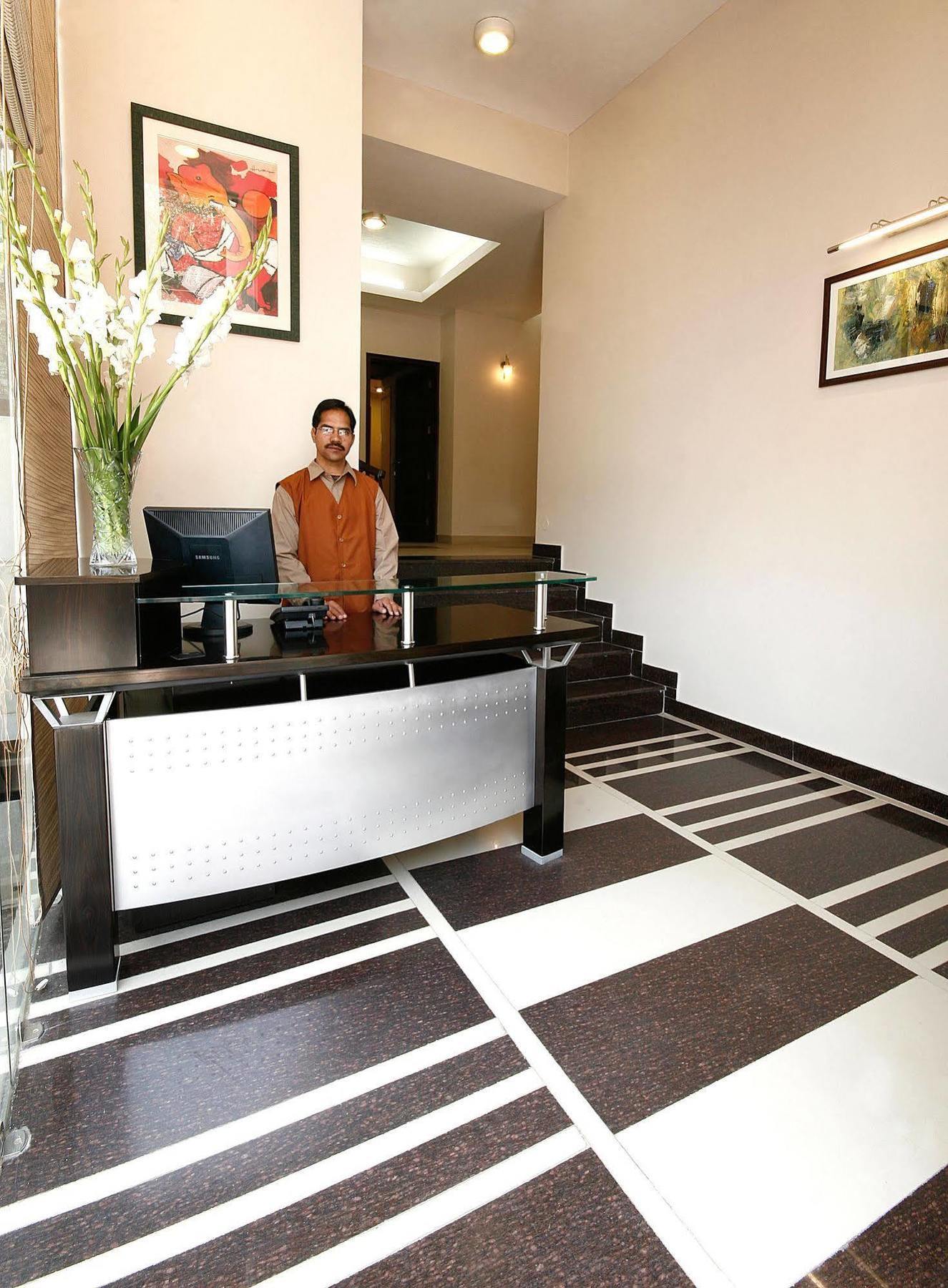 Ahuja Residency Parklane, Gurgaon Guest house