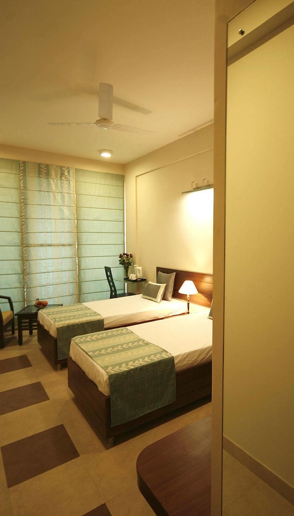 Ahuja Residency Parklane, Gurgaon Guest house