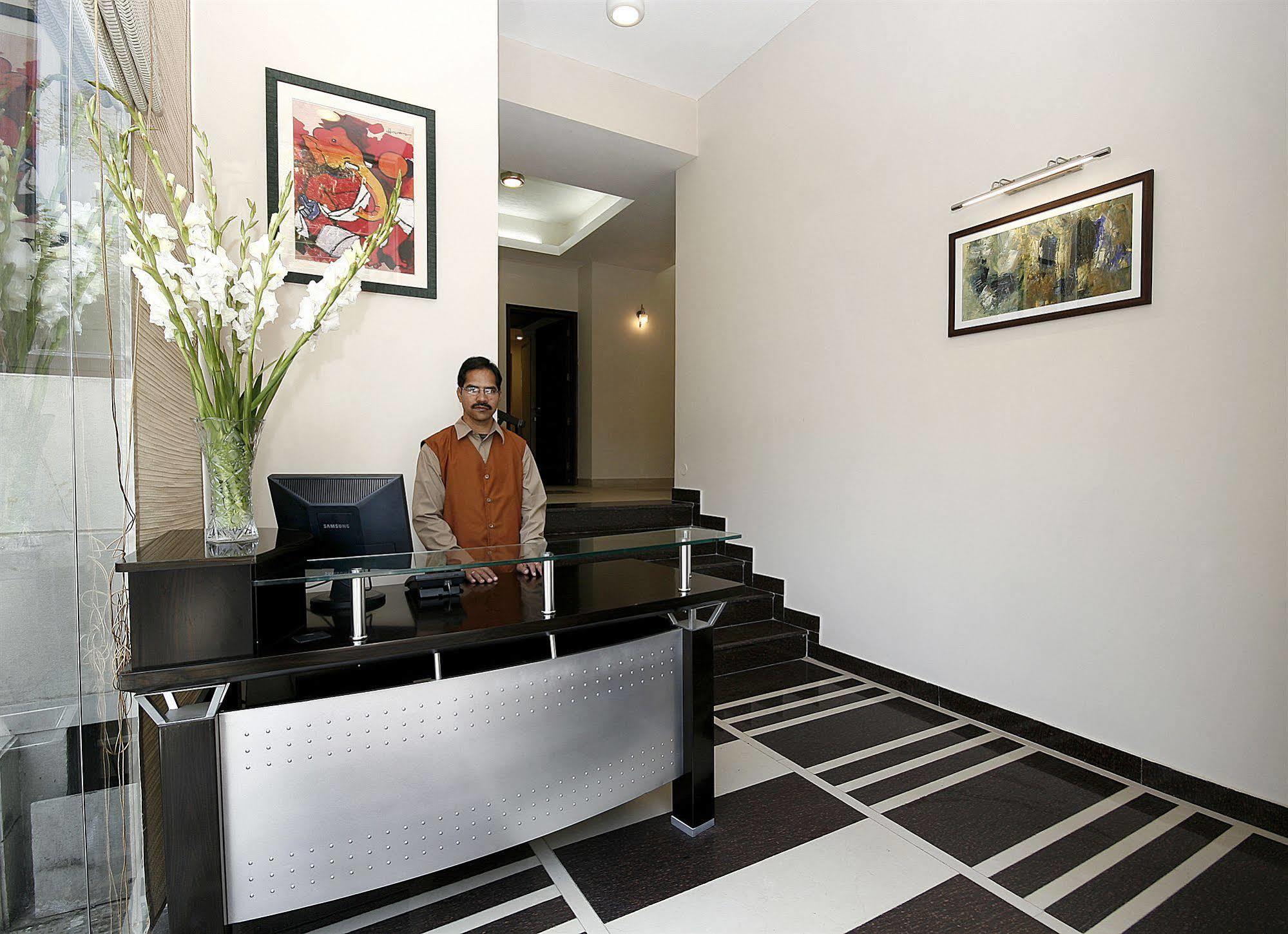 Ahuja Residency Parklane, Gurgaon Guest house