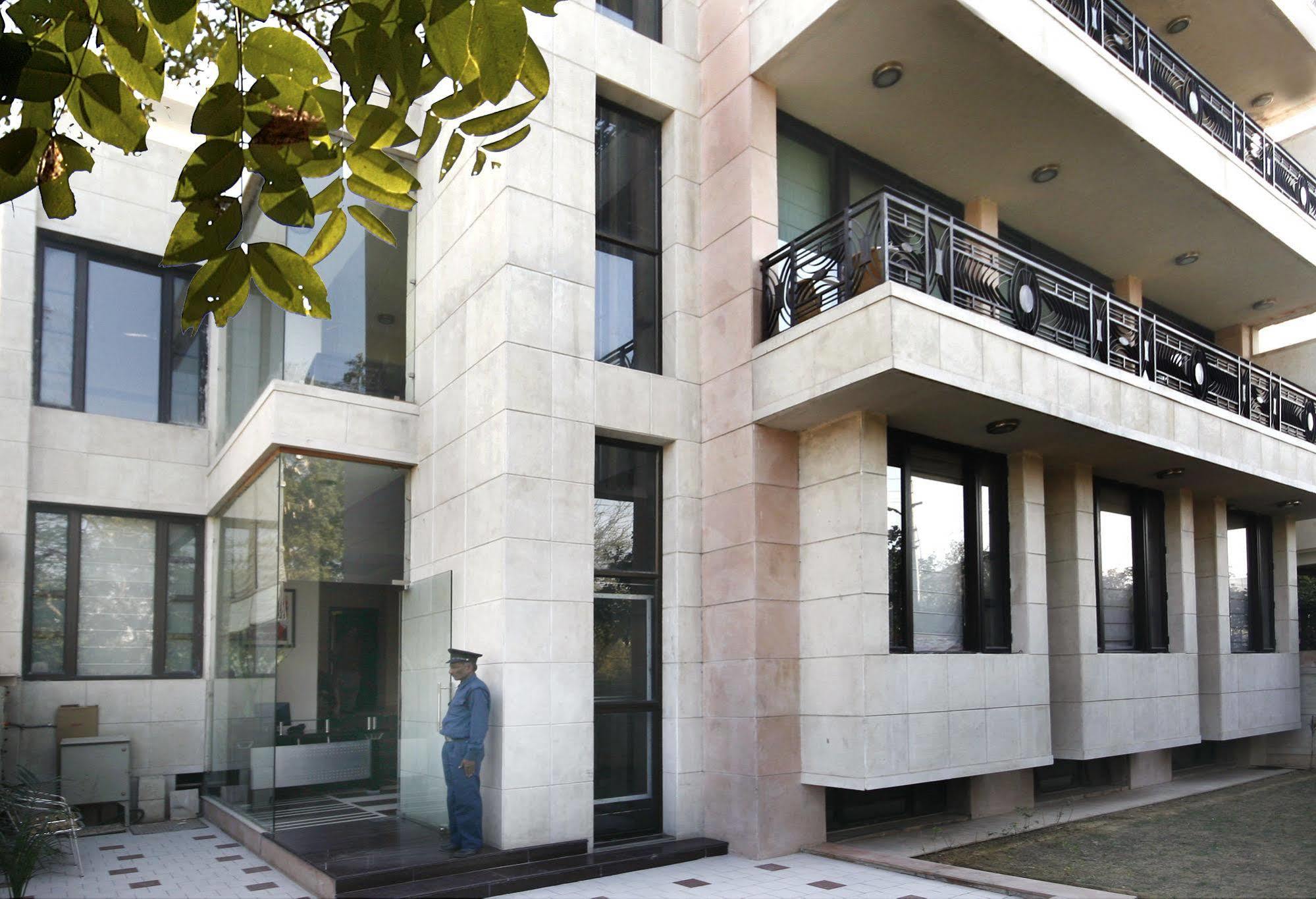 Guest house Ahuja Residency Parklane, Gurgaon