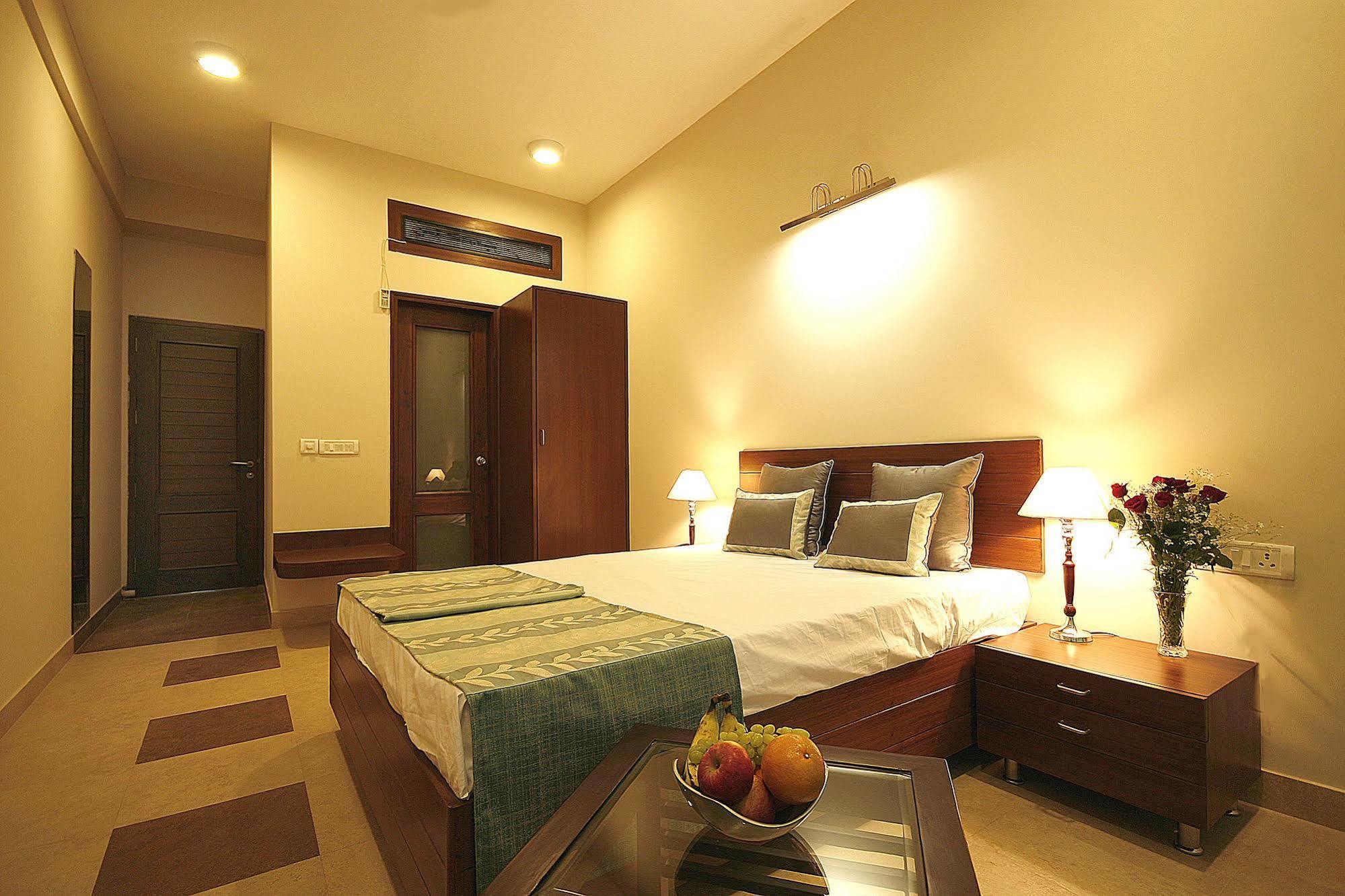 Guest house Ahuja Residency Parklane, Gurgaon 3*