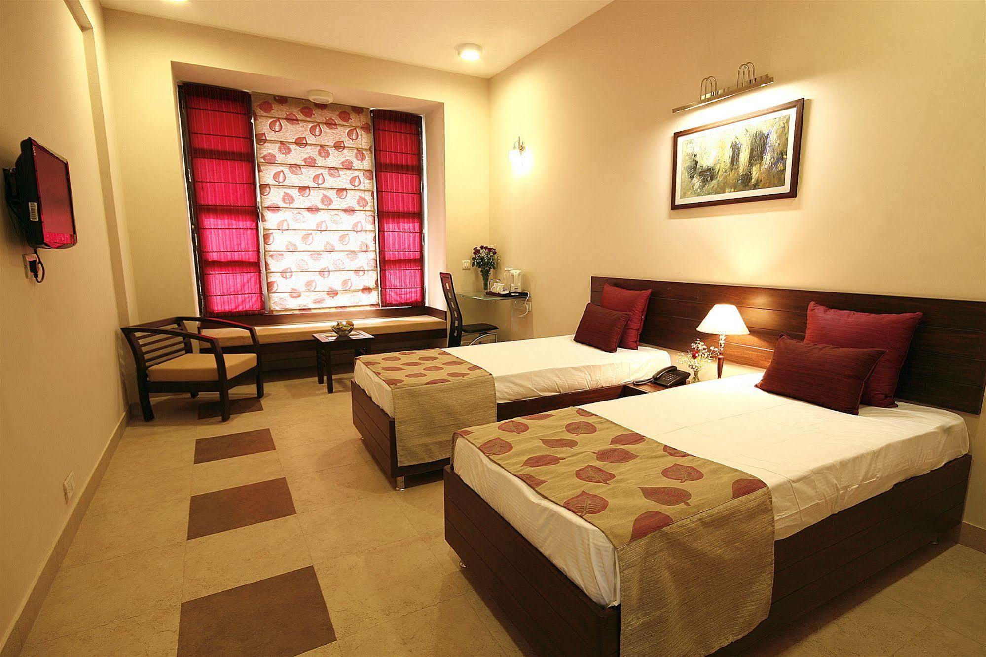 Guest house Ahuja Residency Parklane, Gurgaon