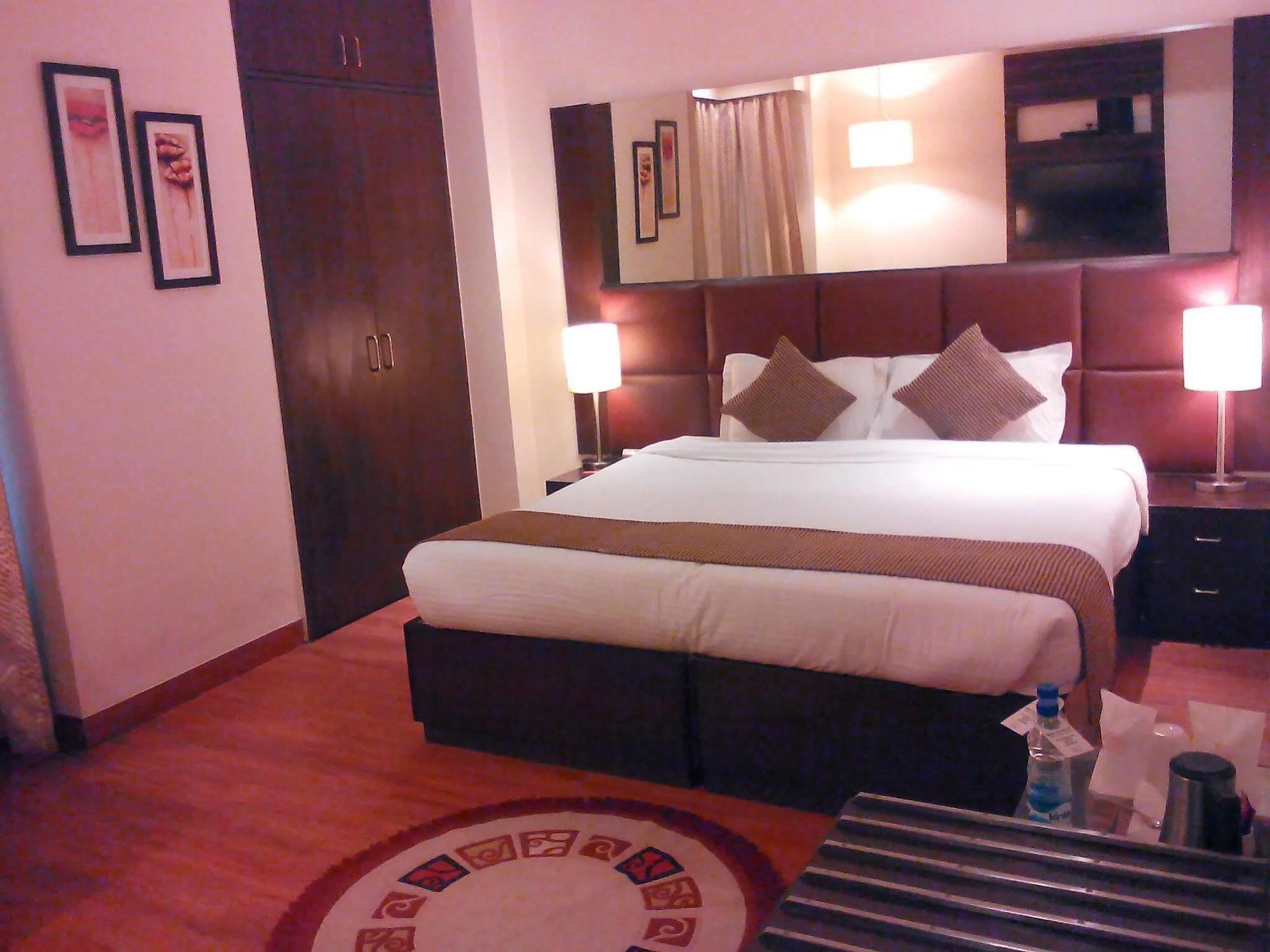 Ahuja Residency Dlf Phase 2 Hotel
