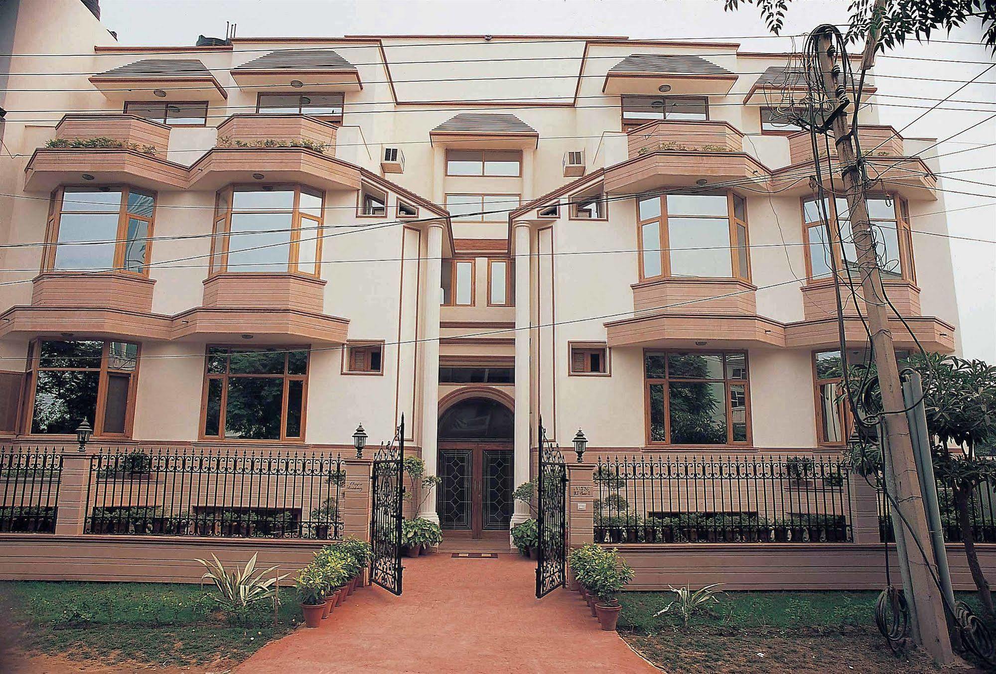 Ahuja Residency Dlf Phase 2 4* Gurgaon