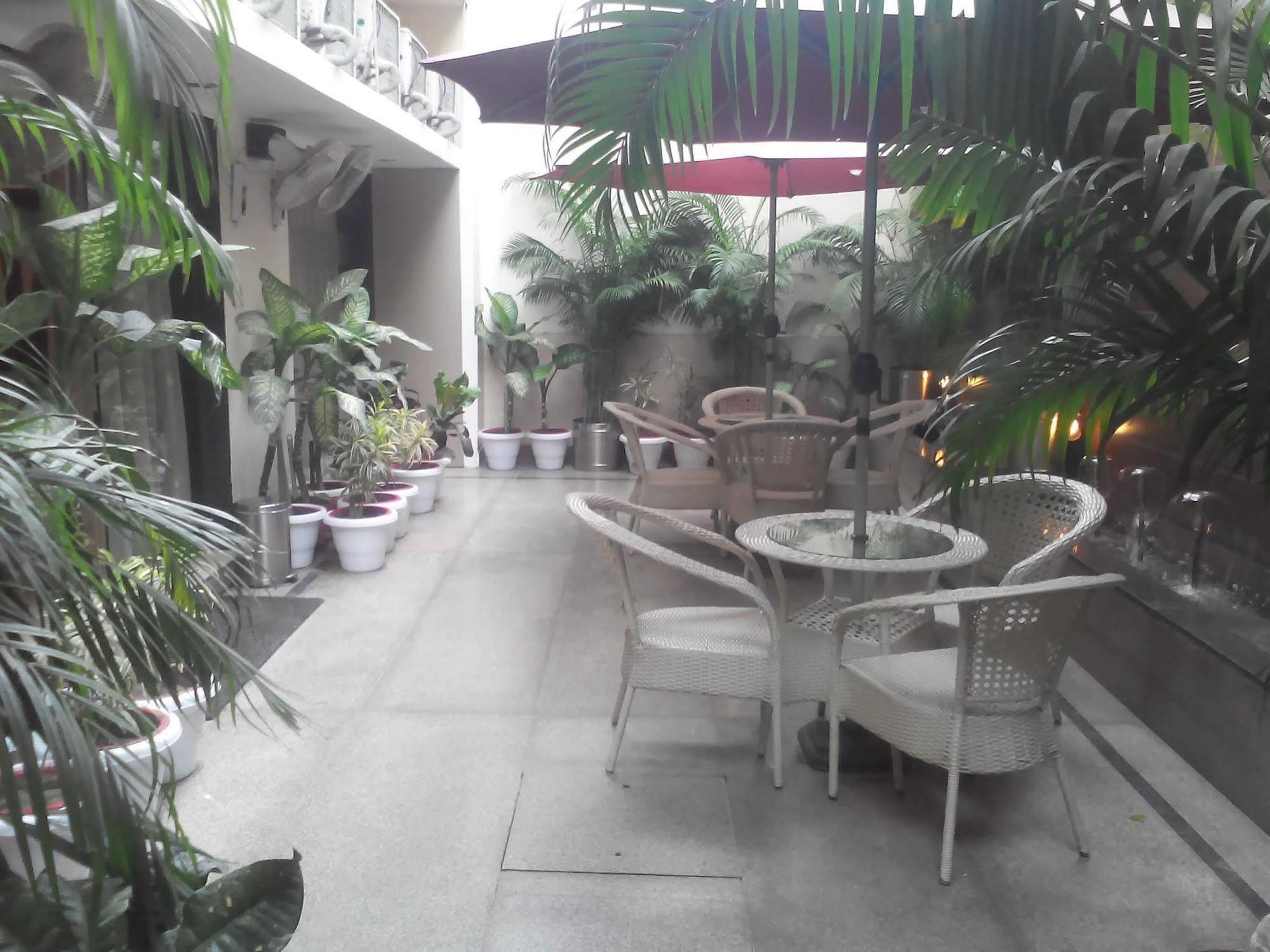 Ahuja Residency Dlf Phase 2 4* Gurgaon