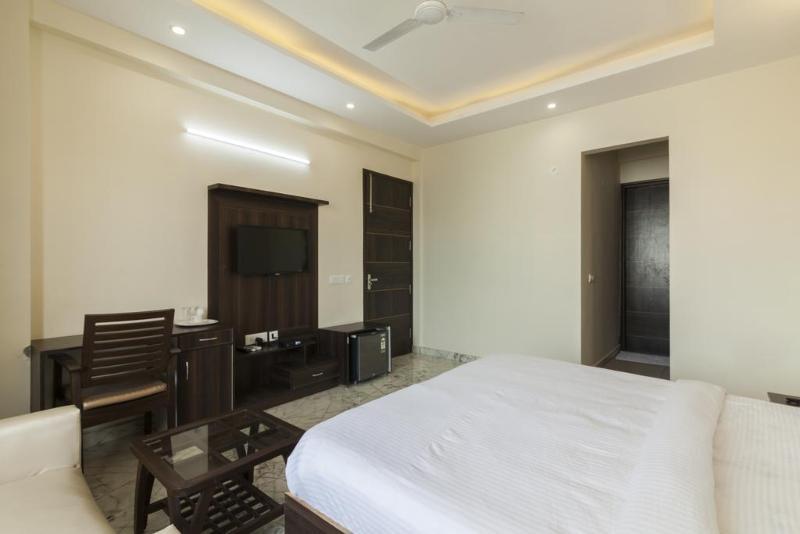 Oyo 14482 Live Hotel