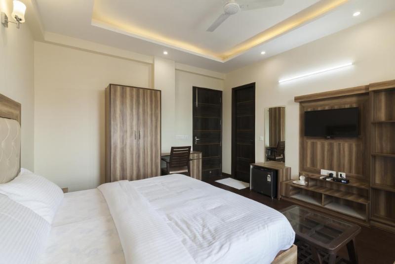 Oyo 14482 Live Hotel 3*
