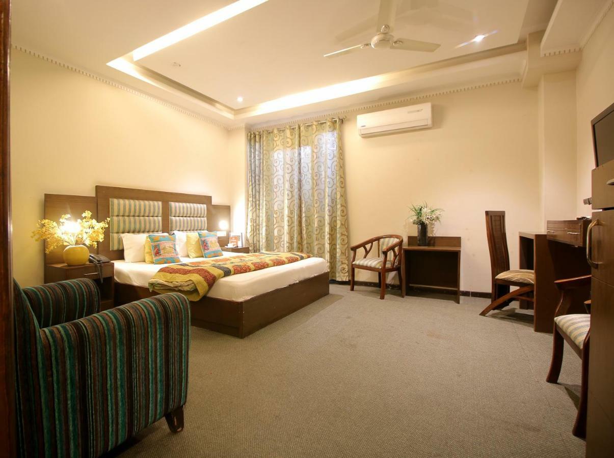 Premier - Golf Course Road ,gurgaon 3*