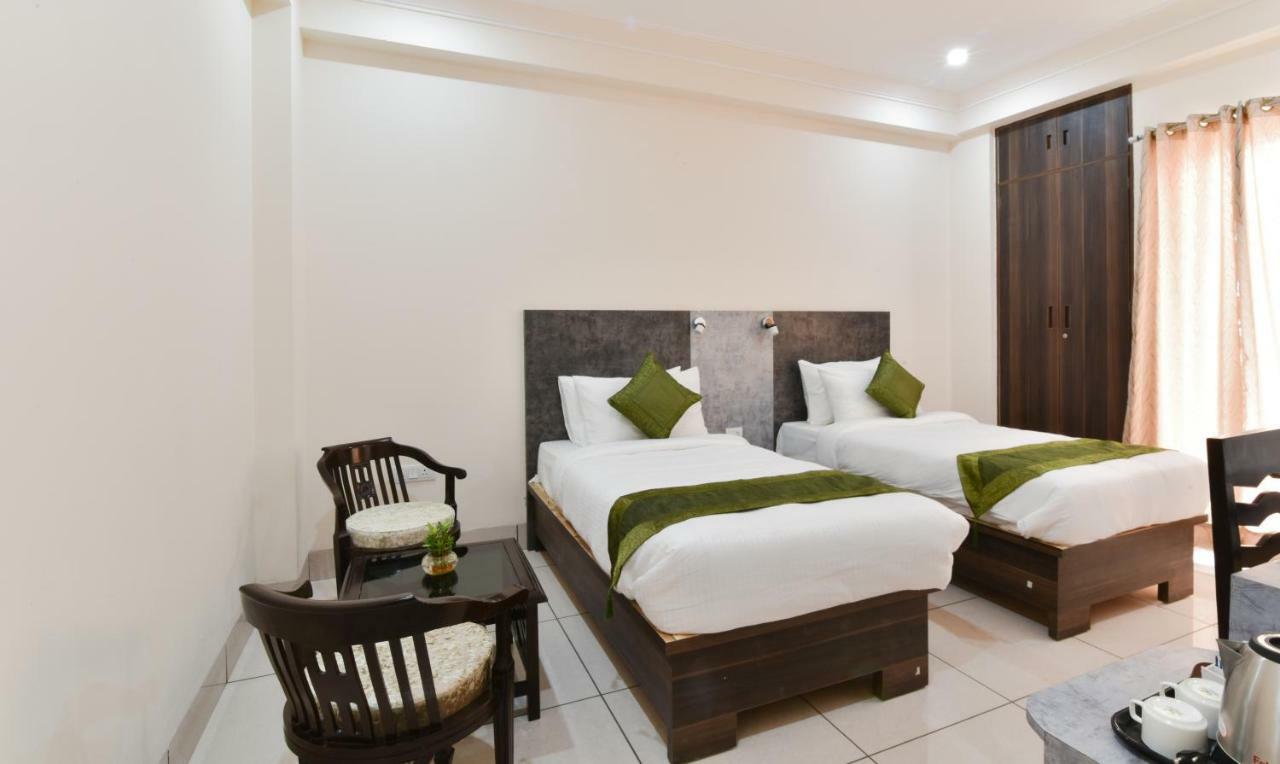 Hotel Treebo Trend Essence Near Huda Center 3*