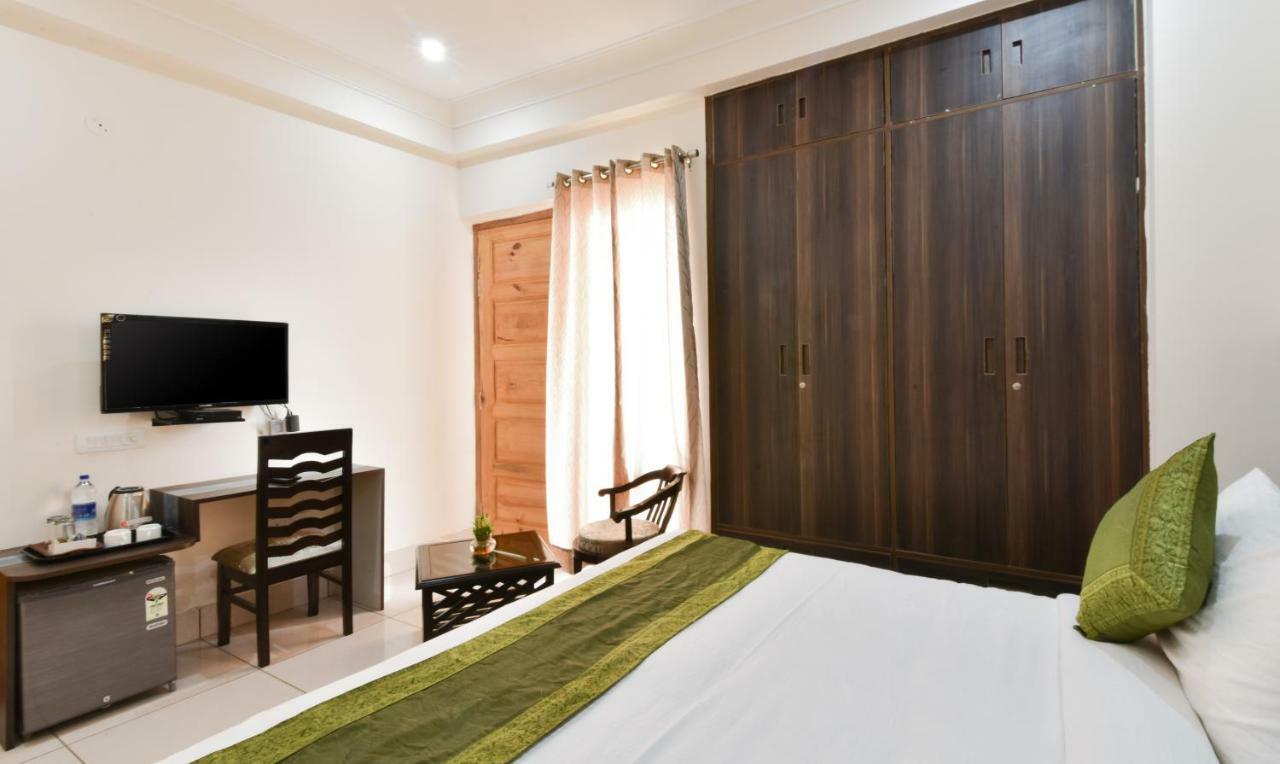 Hotel Treebo Trend Essence Near Huda Center 3*
