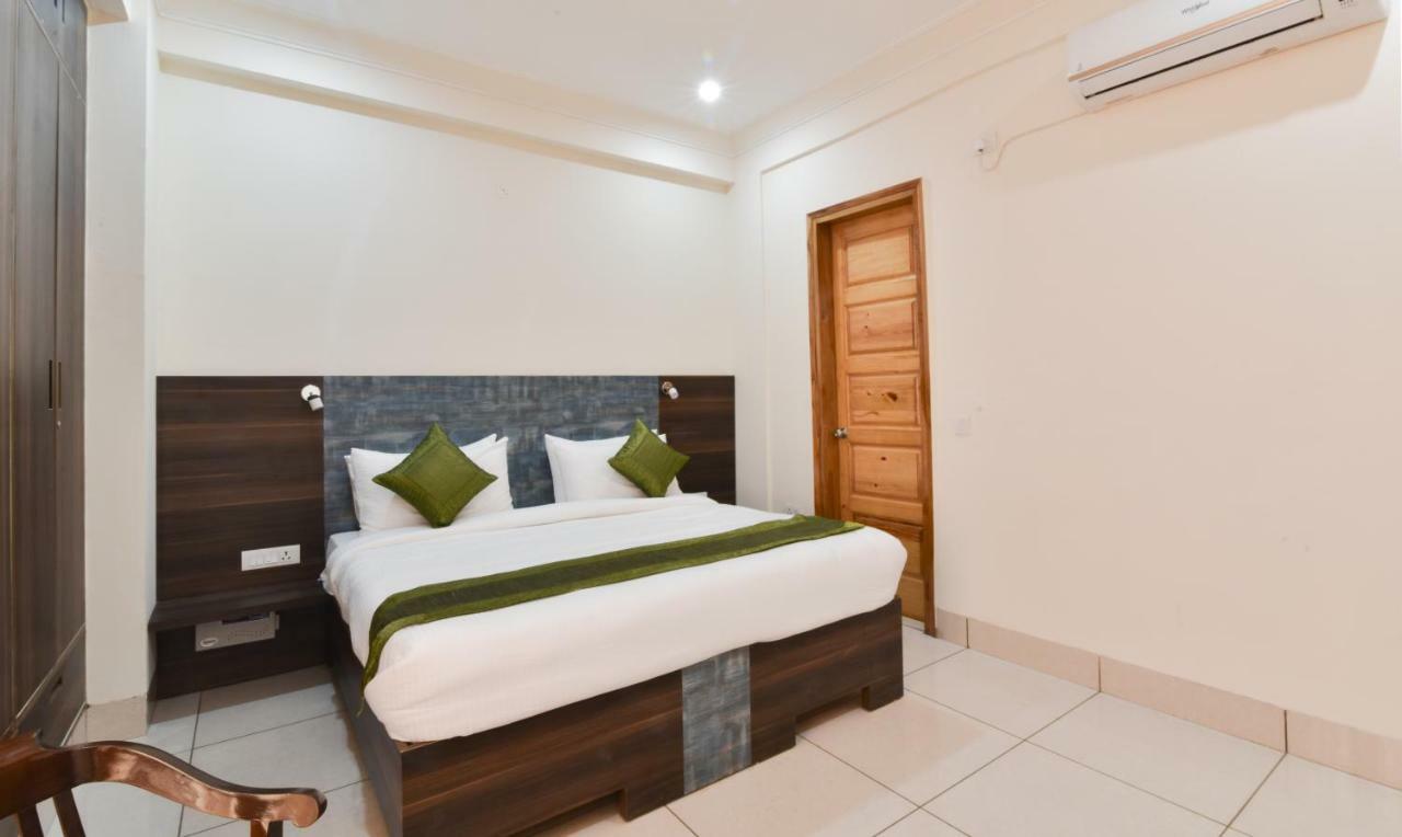 Hotel Treebo Trend Essence Near Huda Center 3*