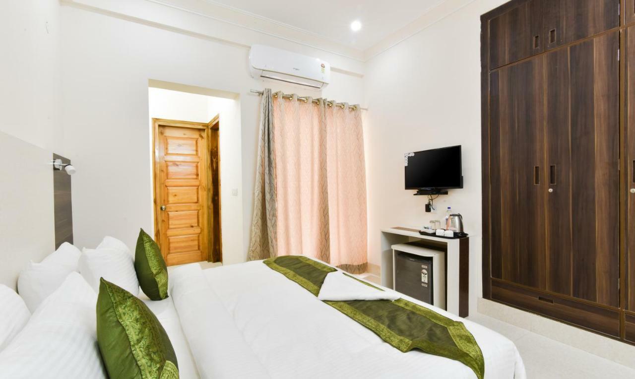 Hotel Treebo Trend Essence Near Huda Center
