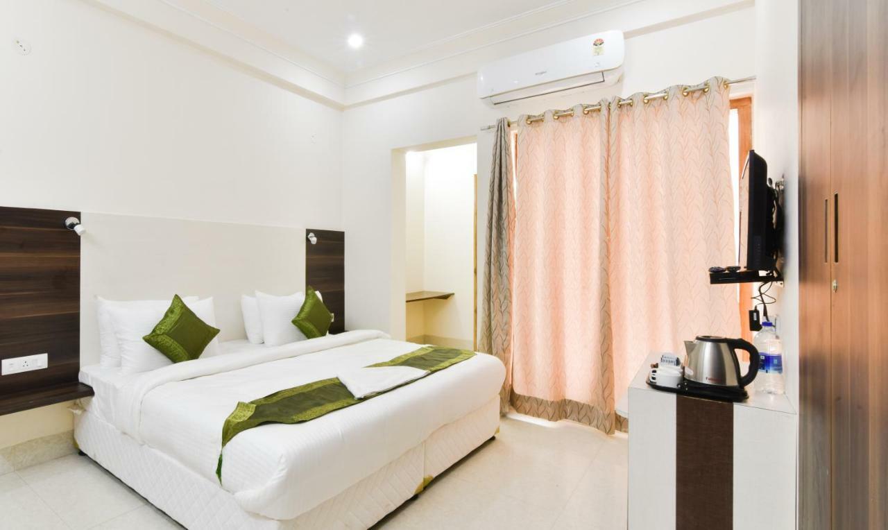 Hotel Treebo Trend Essence Near Huda Center 3*