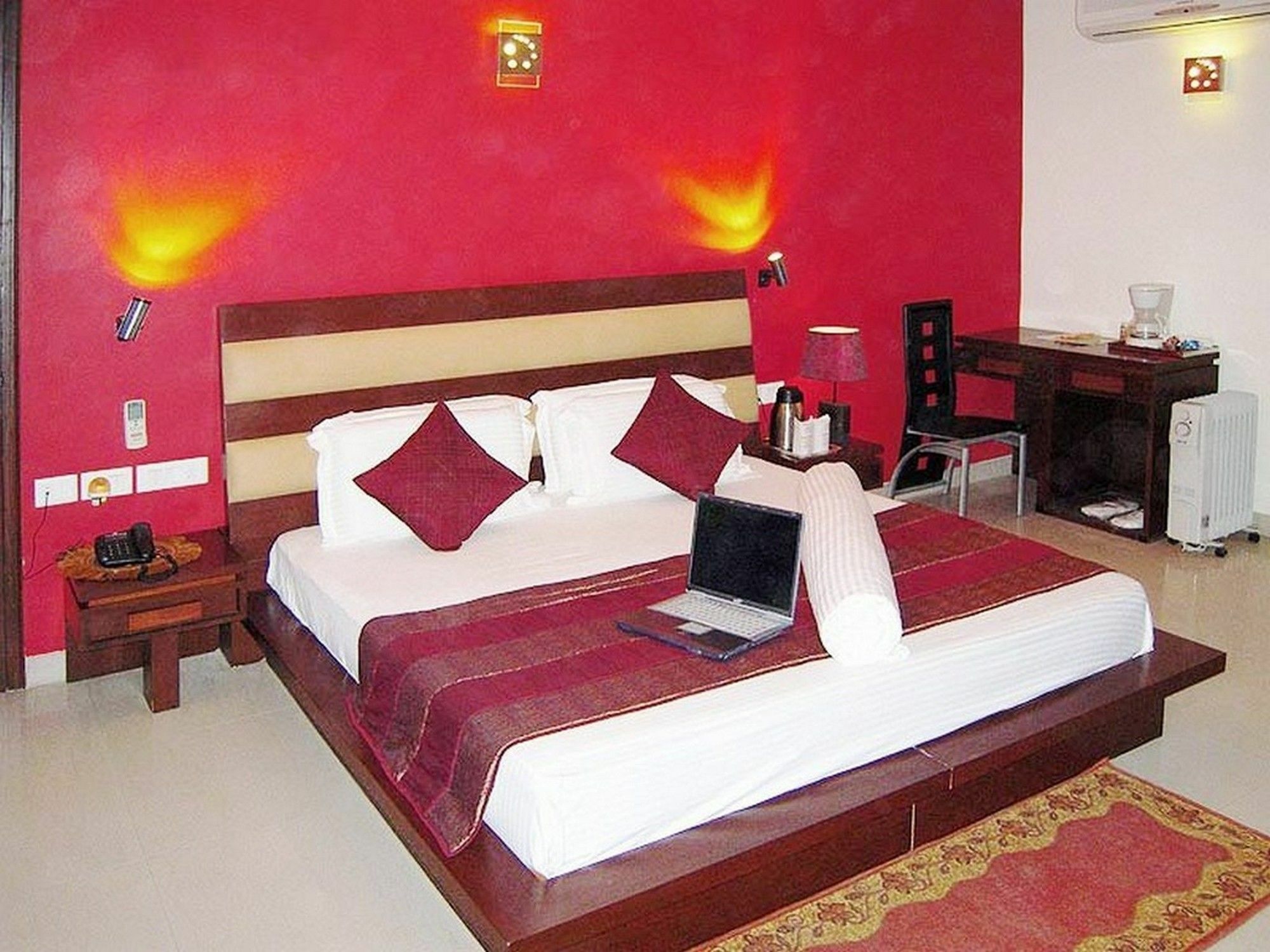 Hotel Maxfort Greenwood Gurgaon
