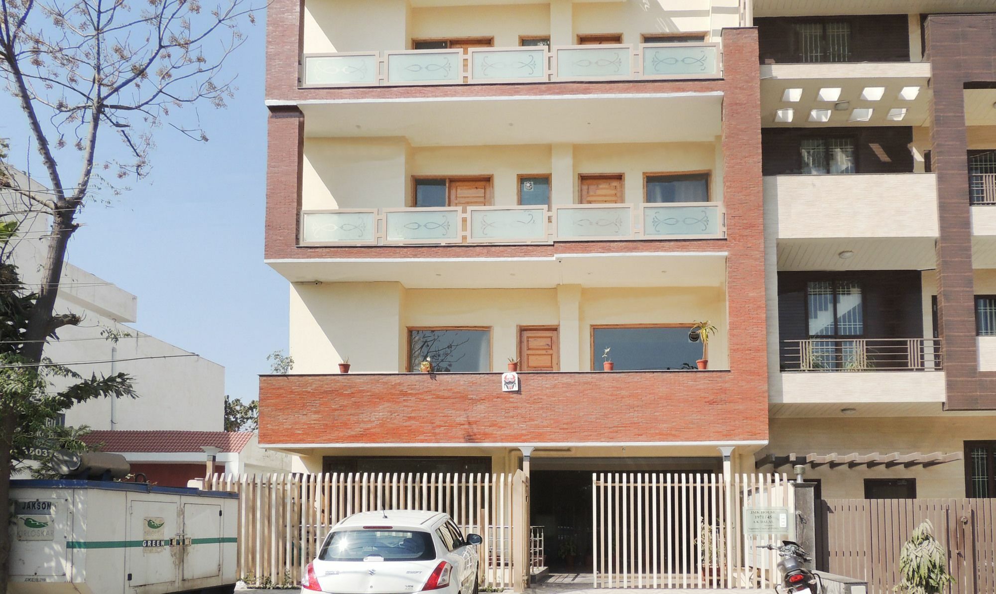 Hotel Treebo Trend Essence Near Huda Center