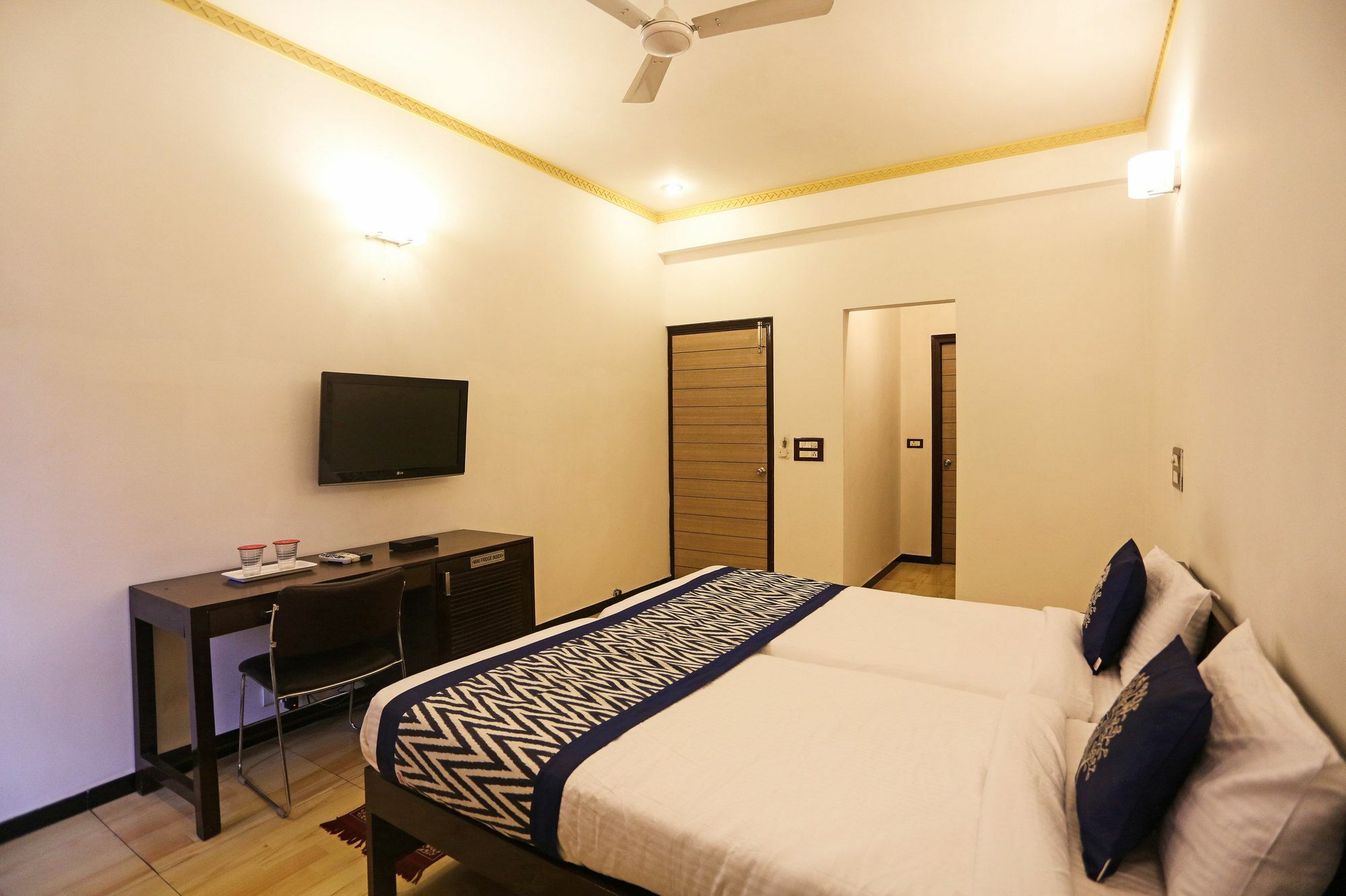 Oyo 5528 Dlf Phase 4 3*