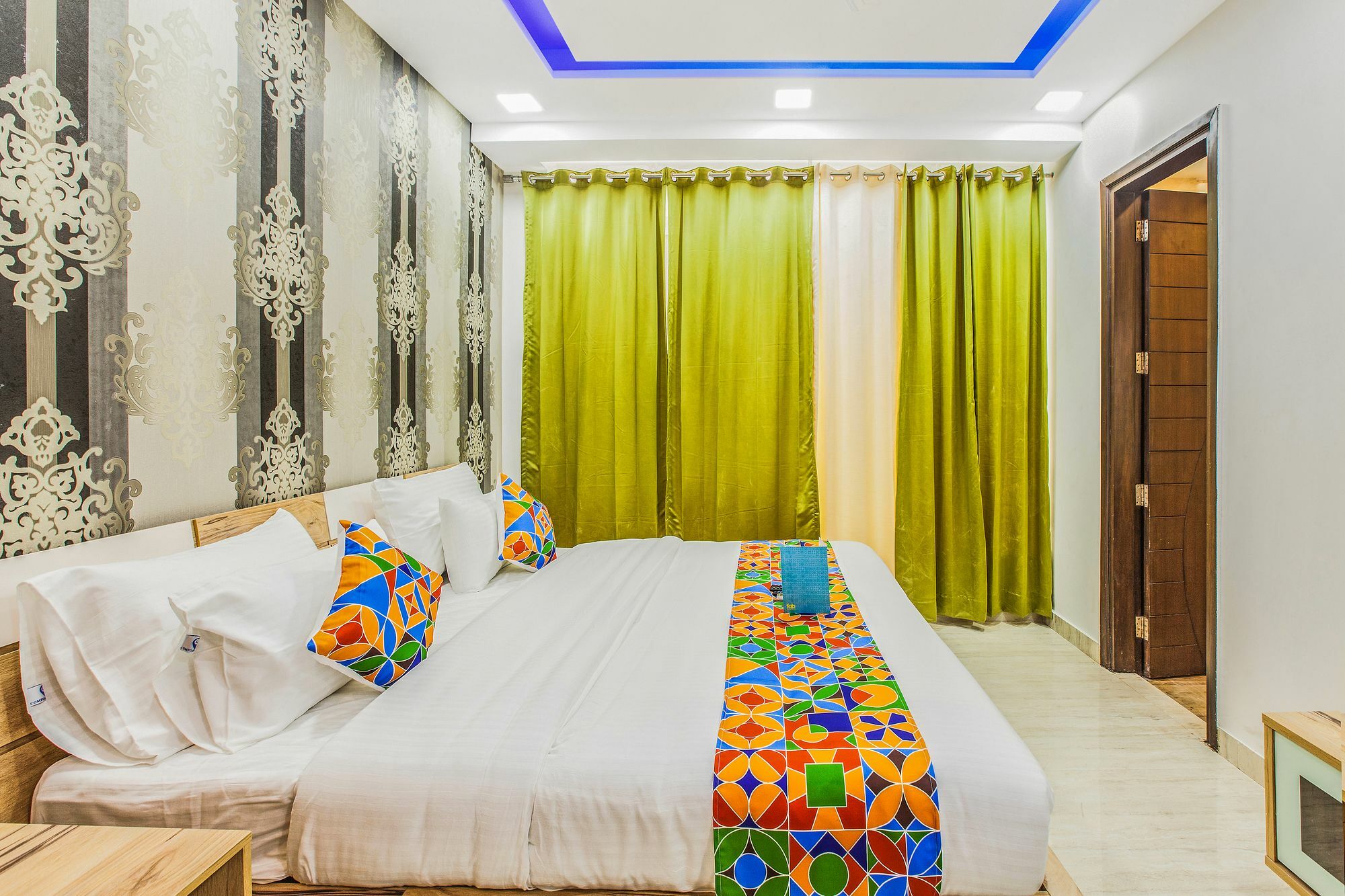 Capital O 30407 Hey Hotel