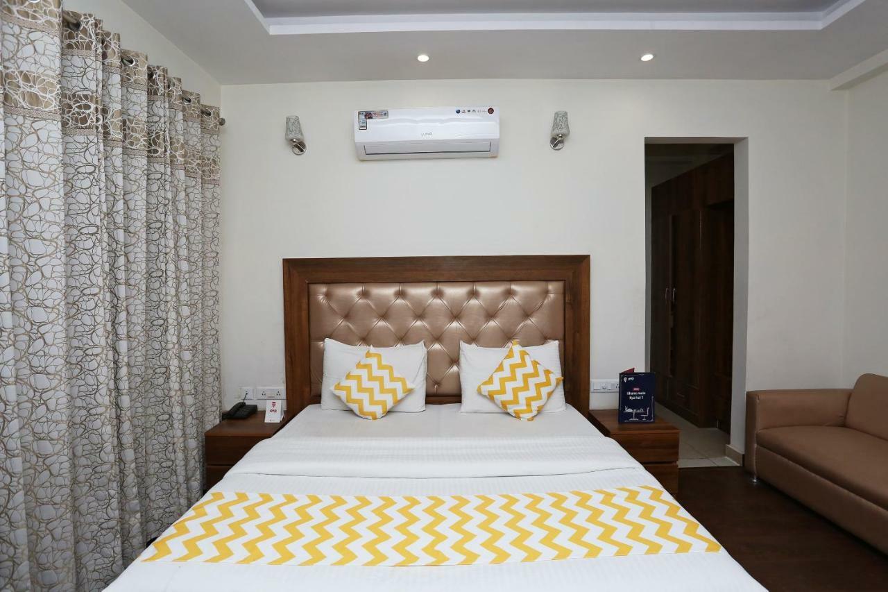 Oyo 14482 Live Hotel 3*