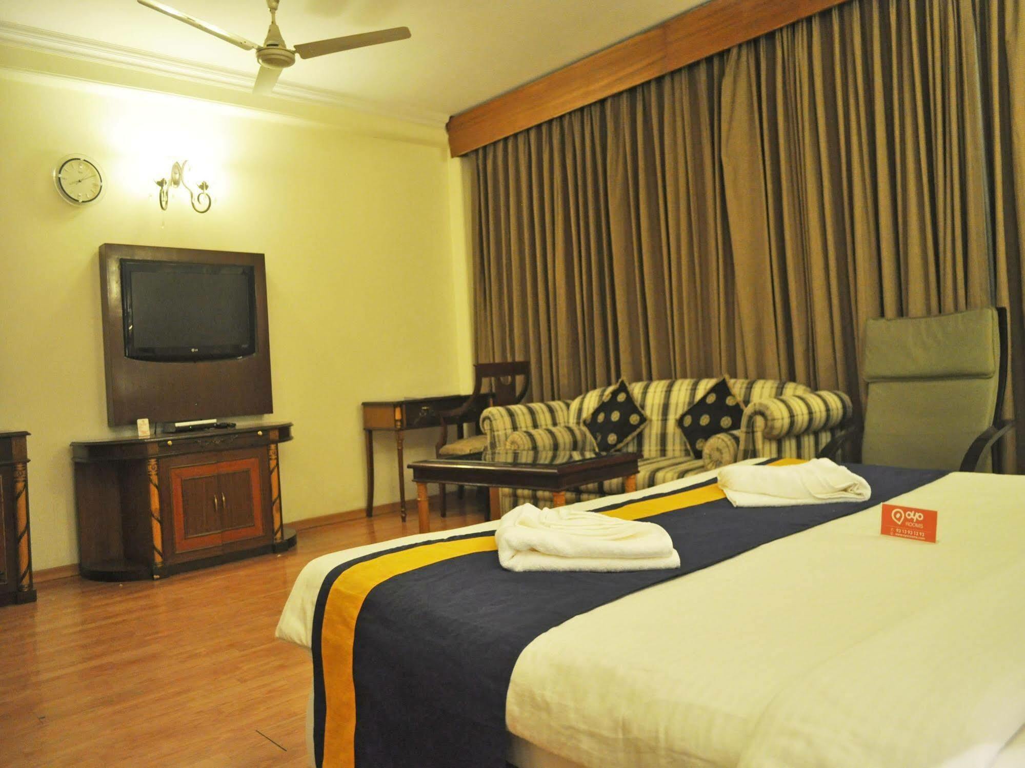 Hotel Oyo Sikanderpur Metro Station
