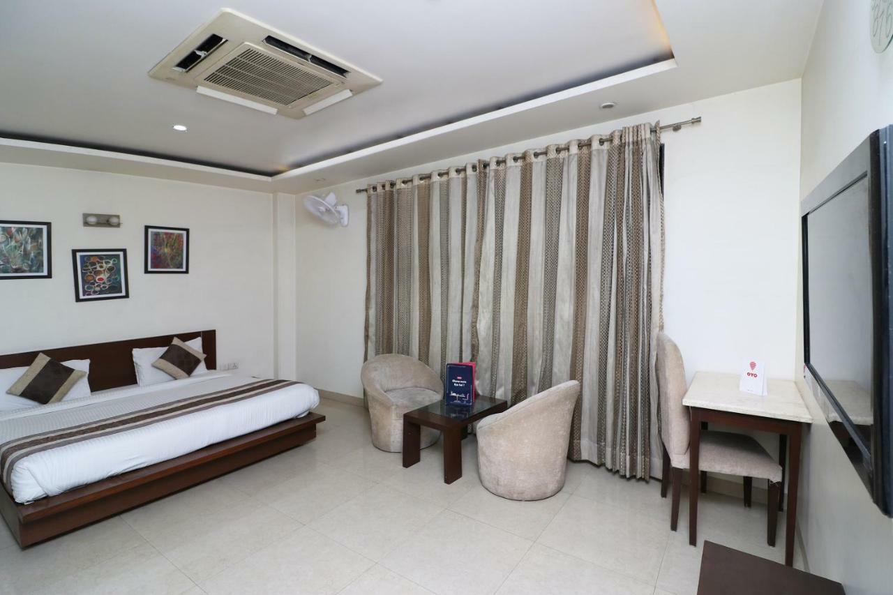 Oyo 15503 Corporate House 3*