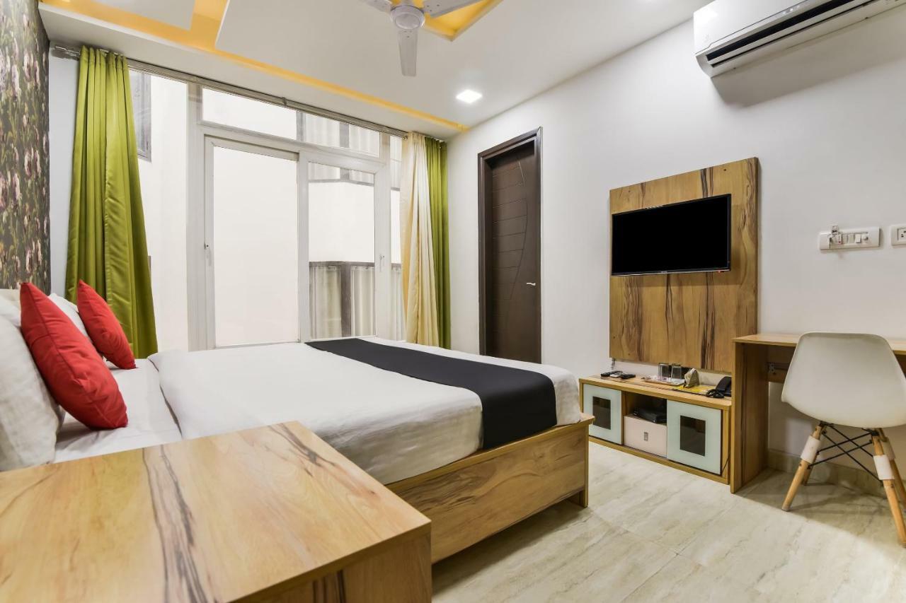 Capital O 30407 Hey Hotel Gurgaon