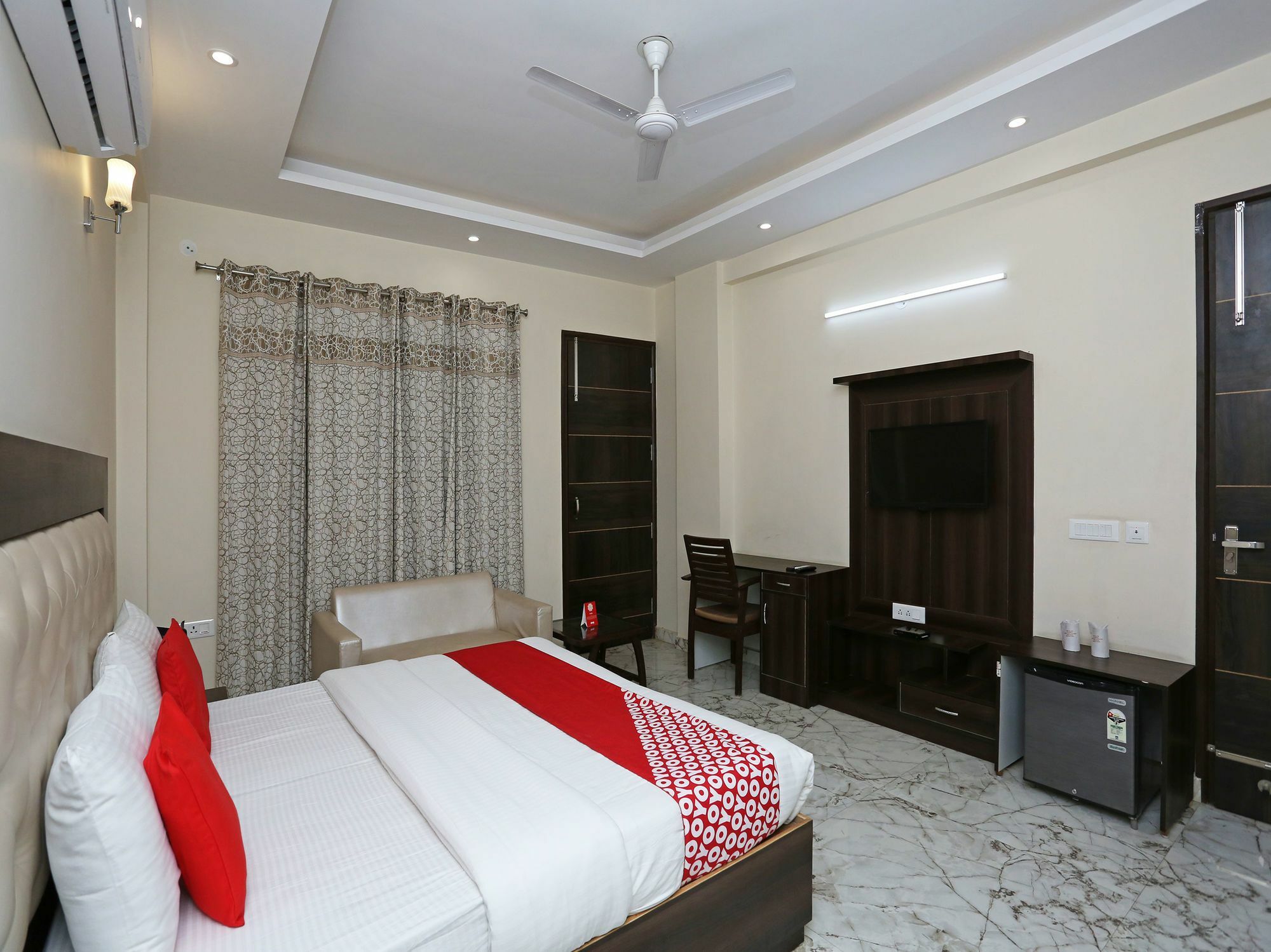 Oyo 14482 Live Hotel