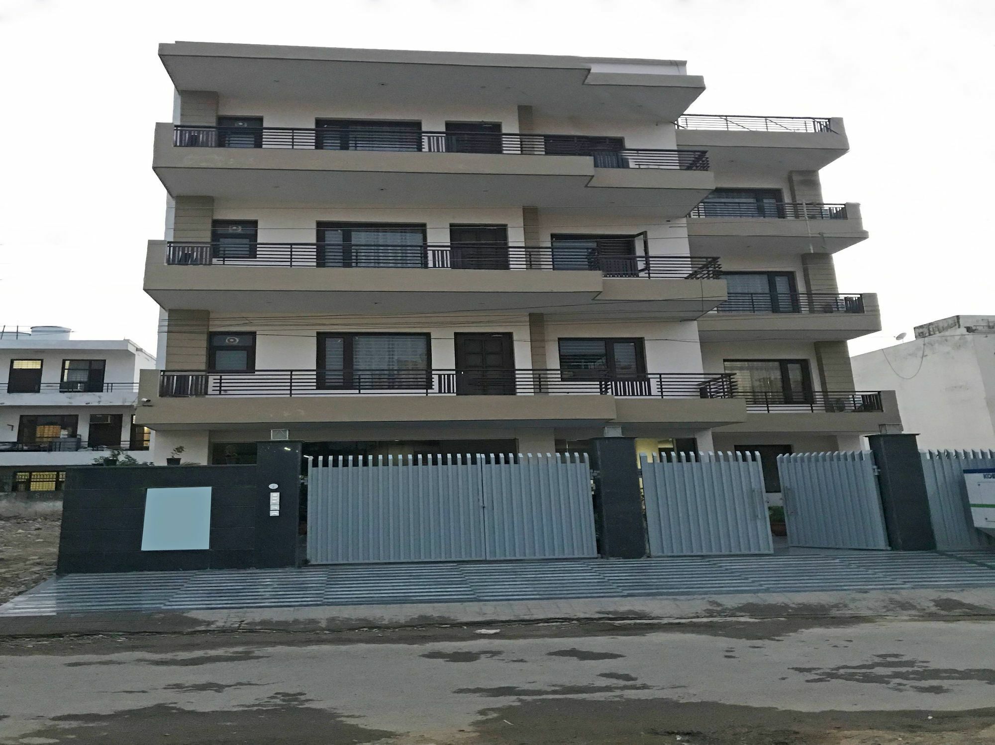 Oyo 14482 Live Hotel