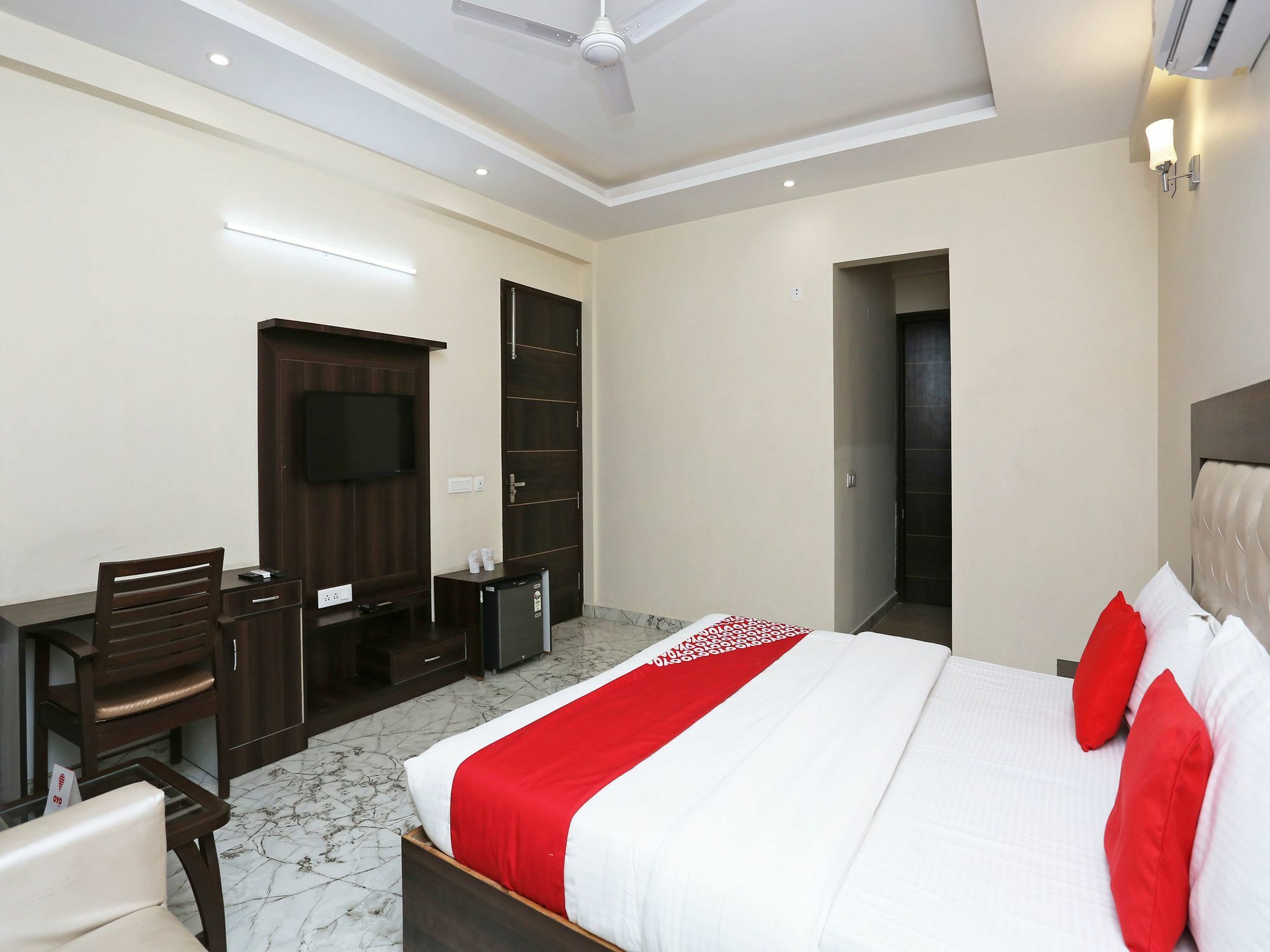 Oyo 14482 Live 3* Gurgaon