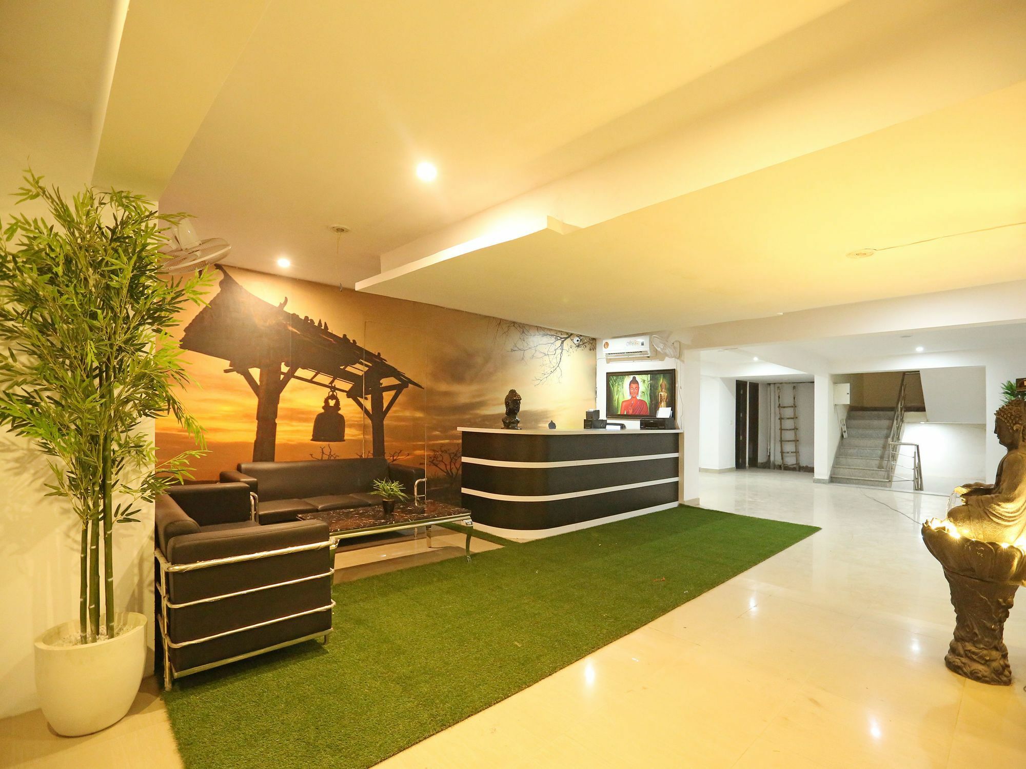 Hotel Oyo 9587 The Royal Crowne Gurgaon