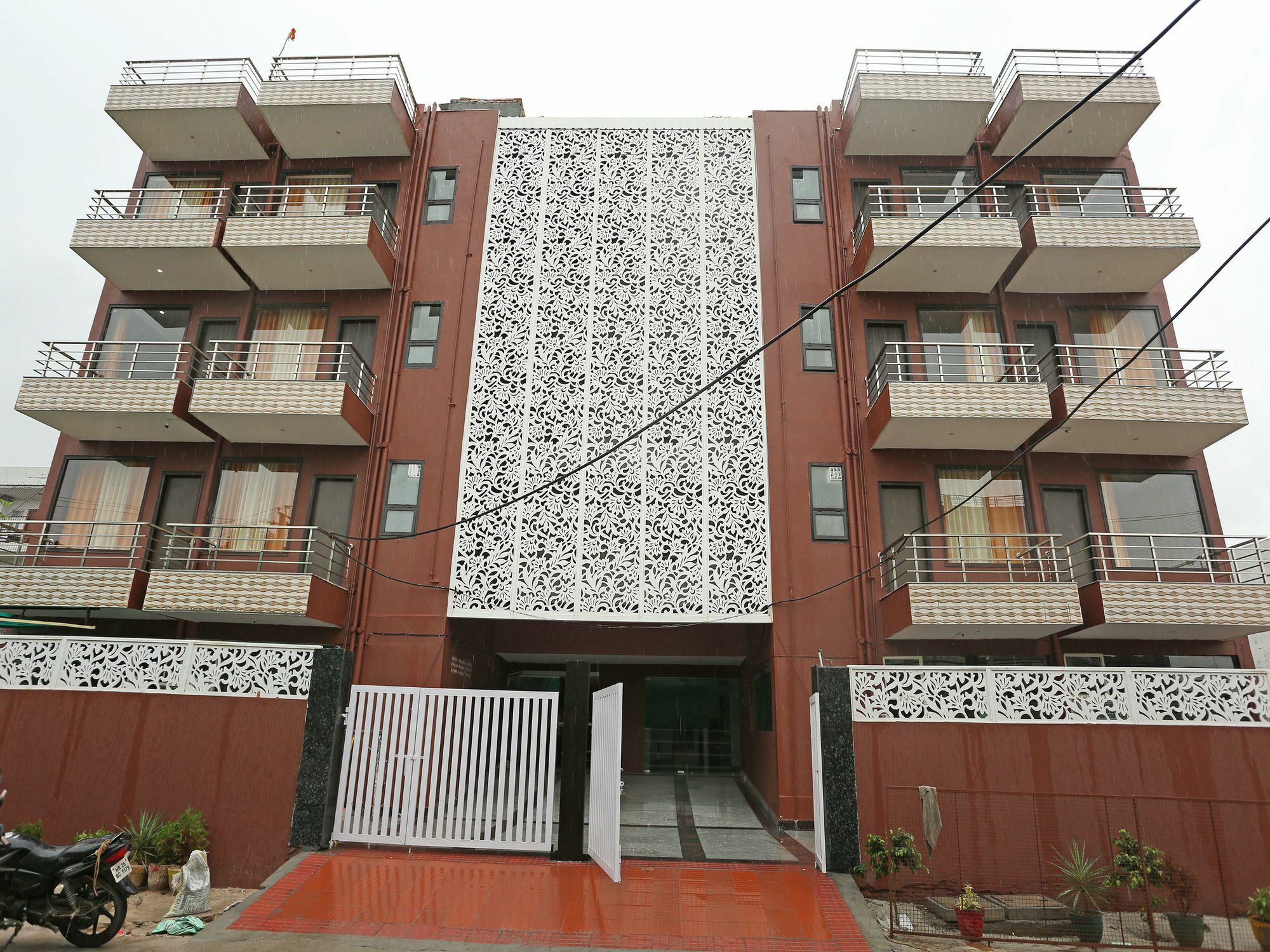 Hotel Oyo 9587 The Royal Crowne Gurgaon