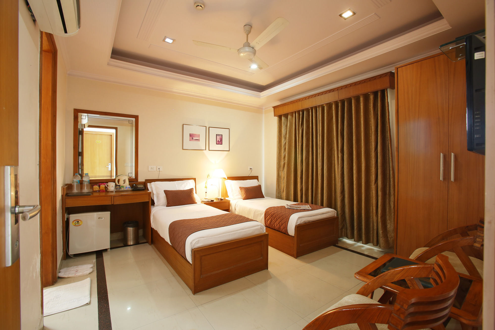Emblem Sector 14 3* Gurgaon