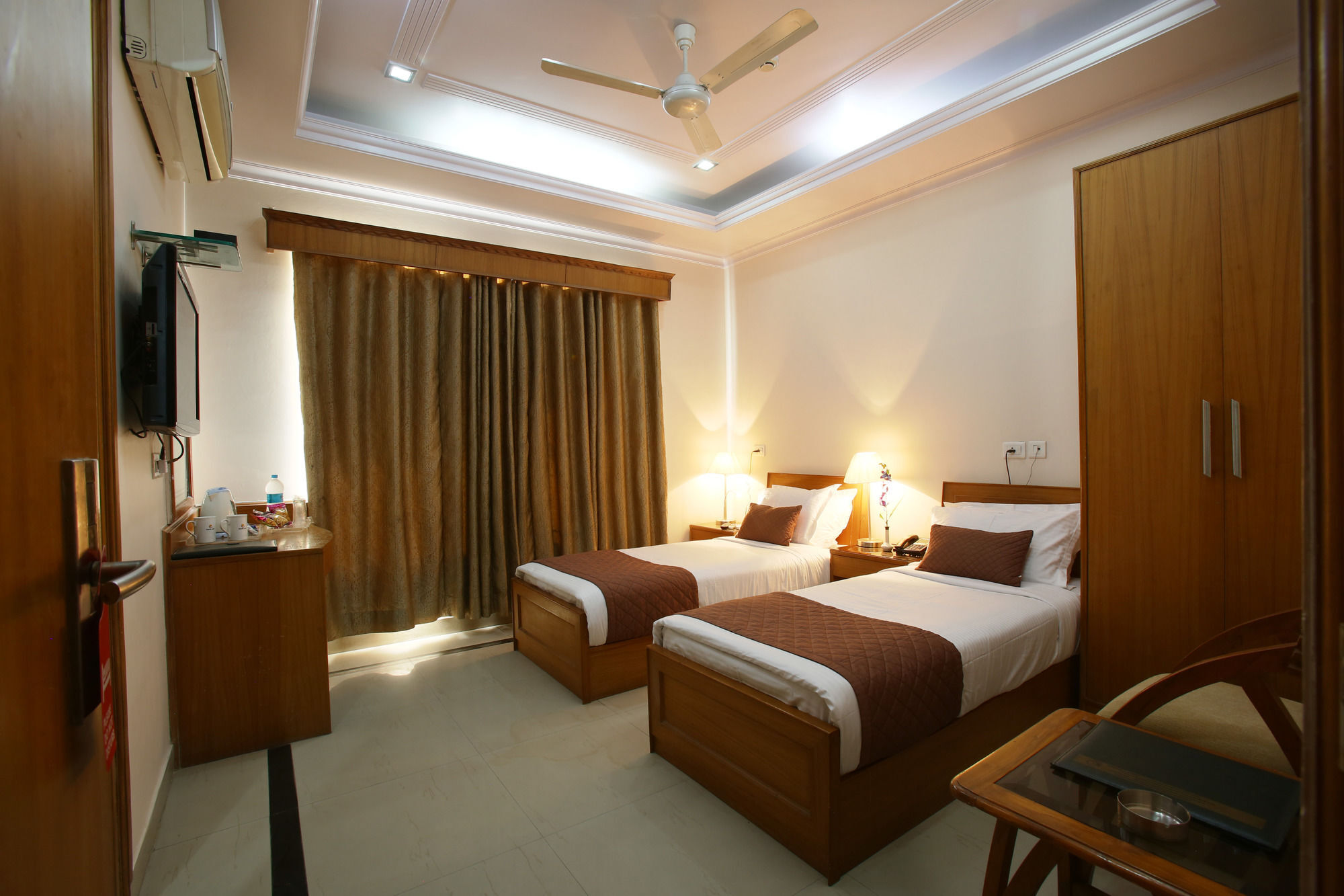 Hotel Emblem Sector 14