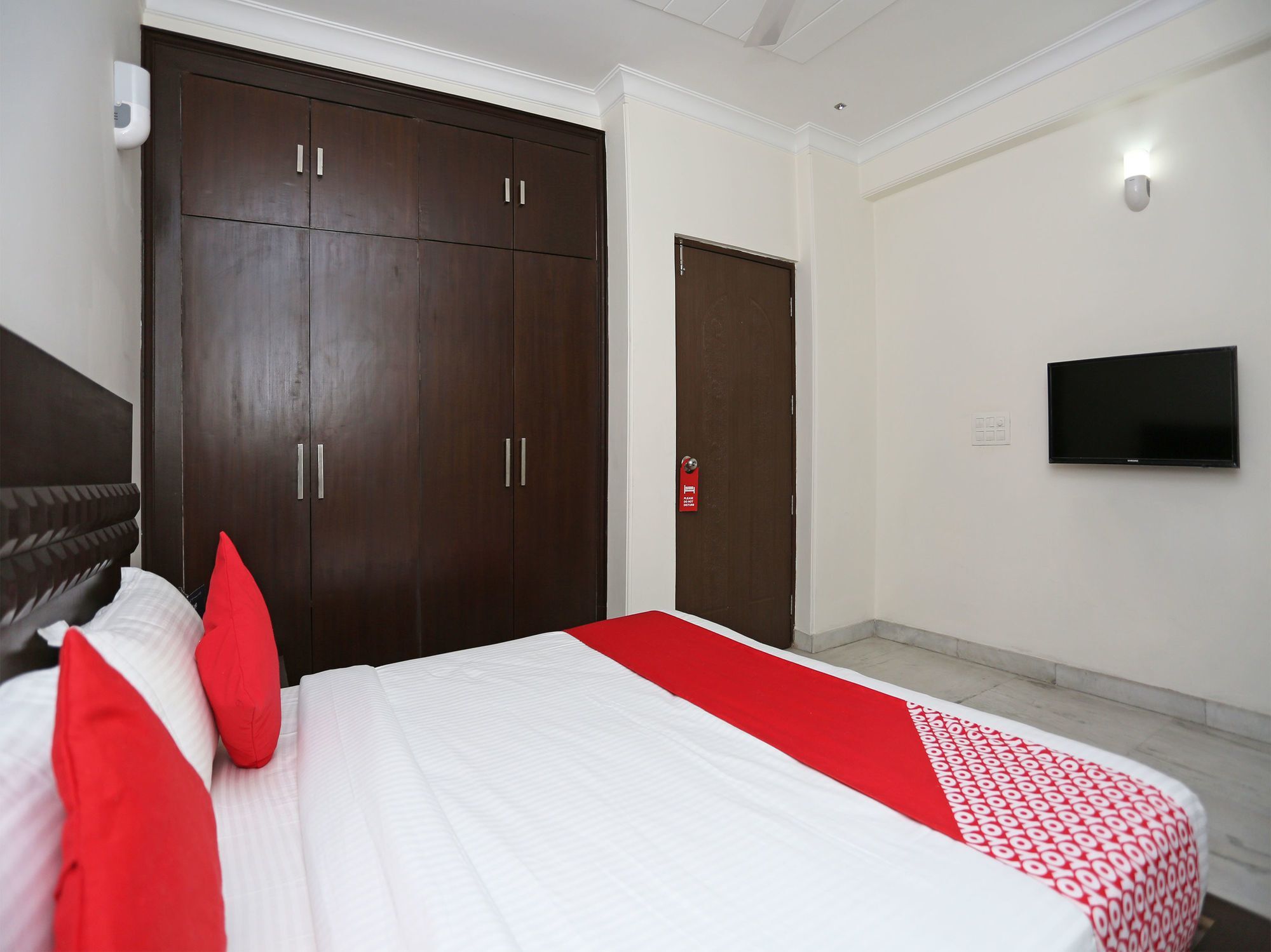Oyo 15822 Ryan Residency 3*