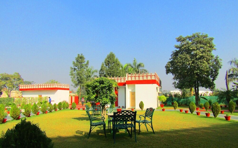 Aapno Ghar & Amusement Park Resort 3*