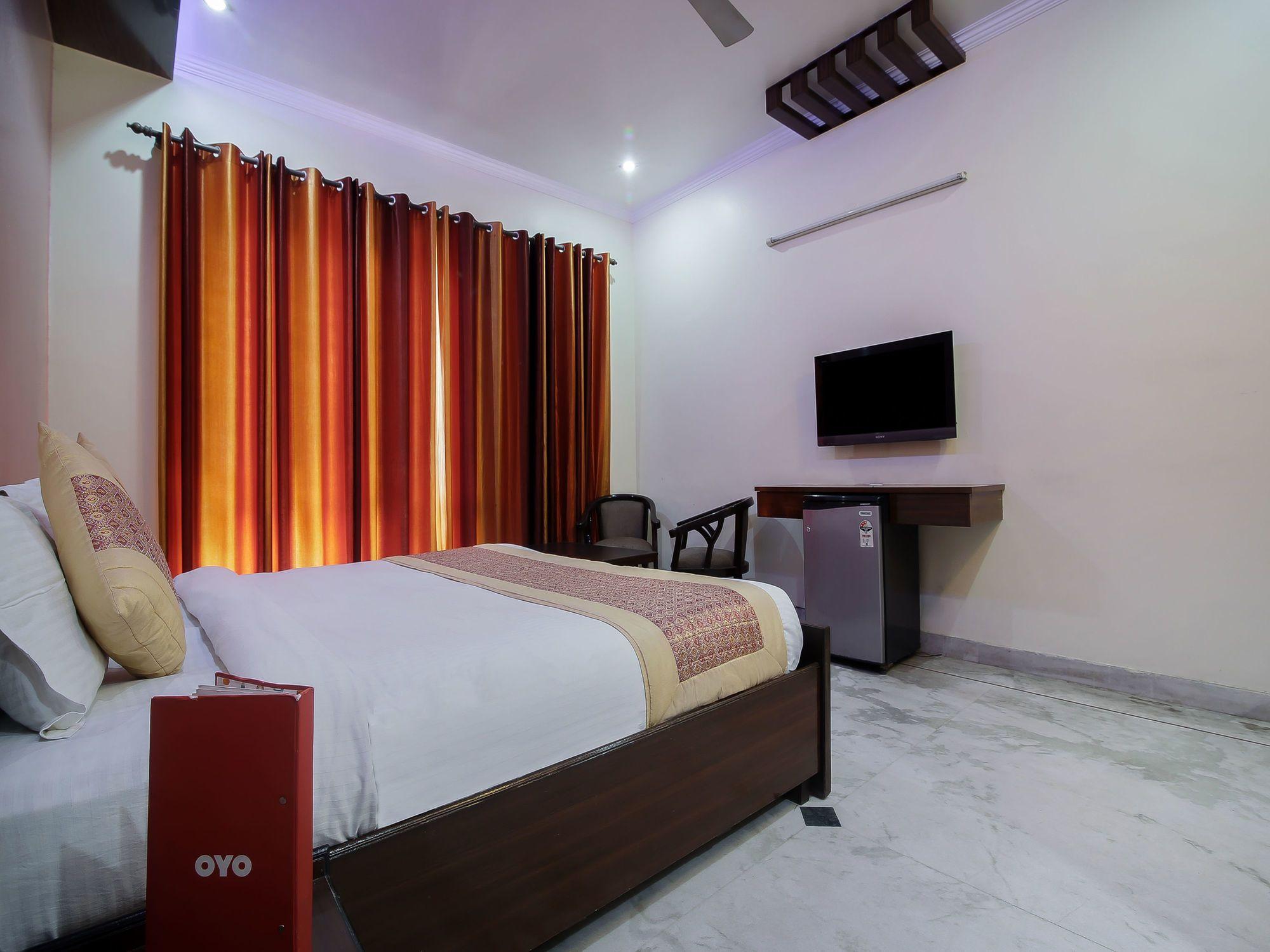 Oyo 15184 Dev Palace Hotel 3*