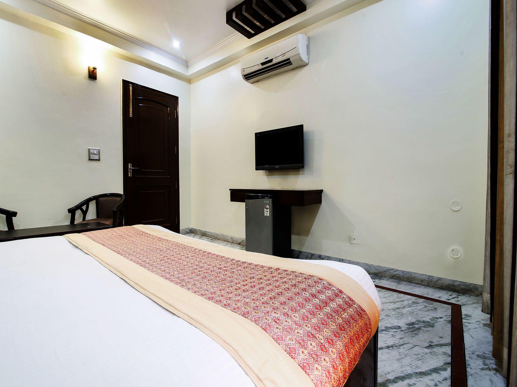 Oyo 15184 Dev Palace Hotel