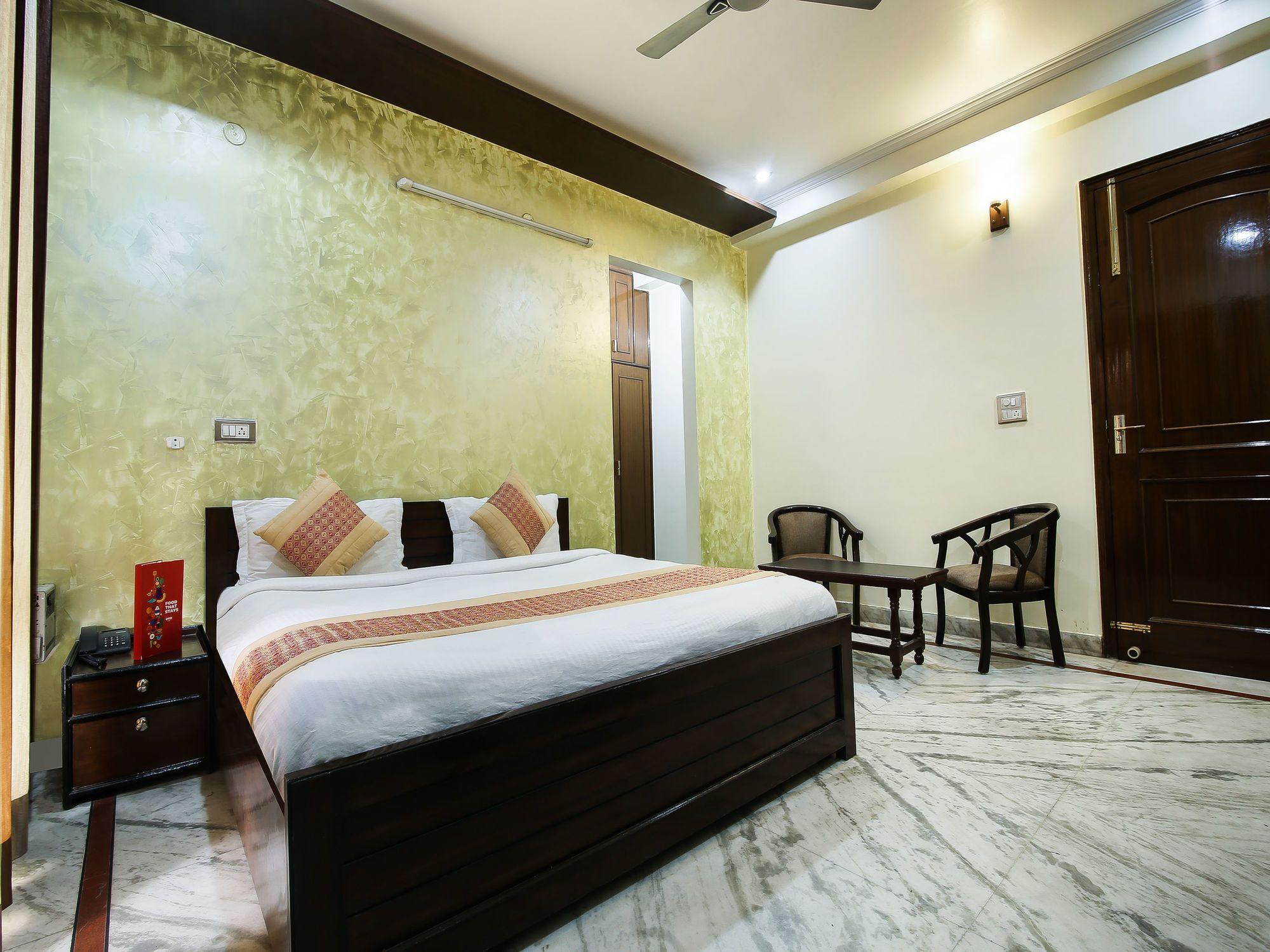 Oyo 15184 Dev Palace 3*