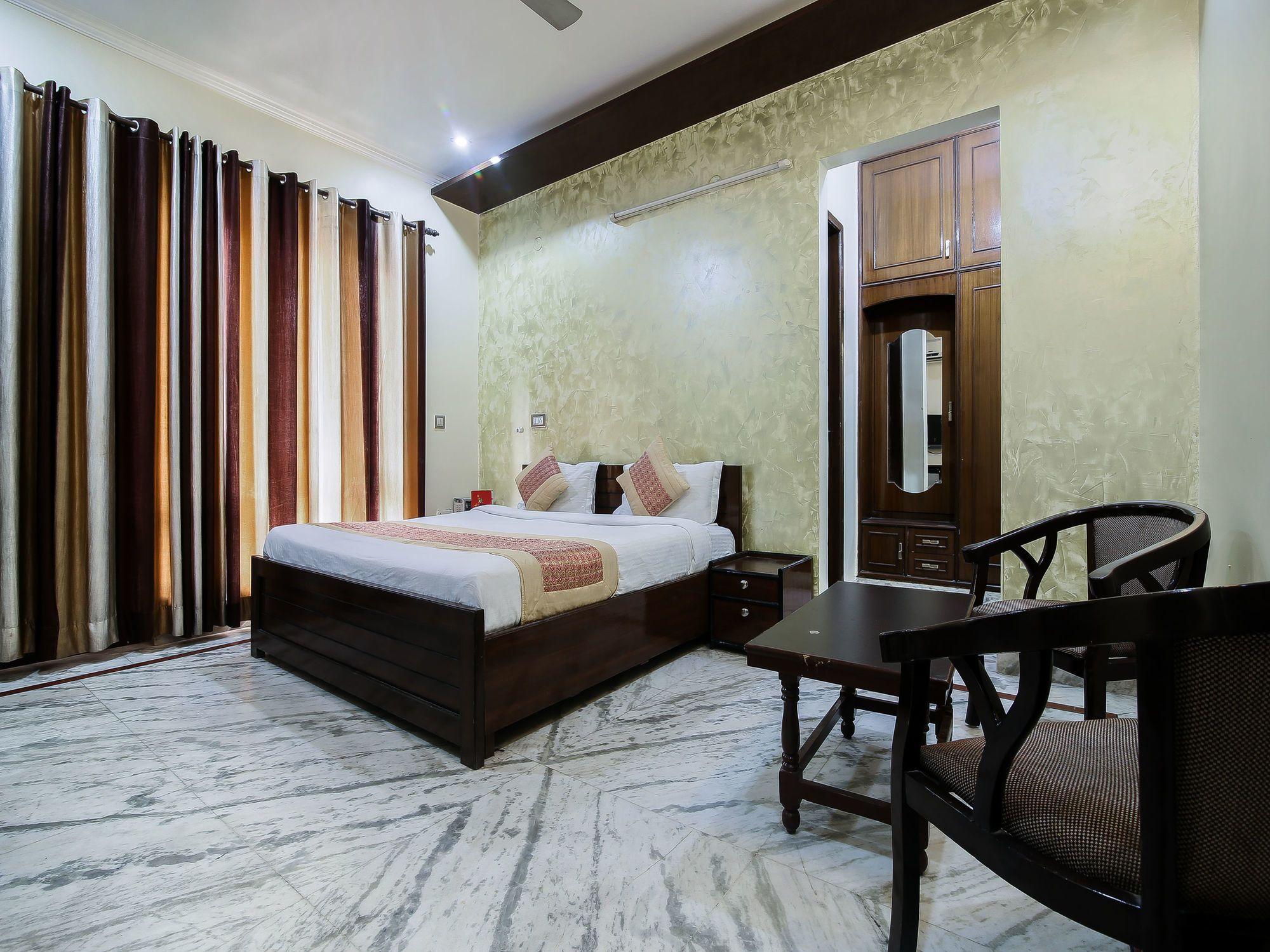 Oyo 15184 Dev Palace Hotel Gurgaon