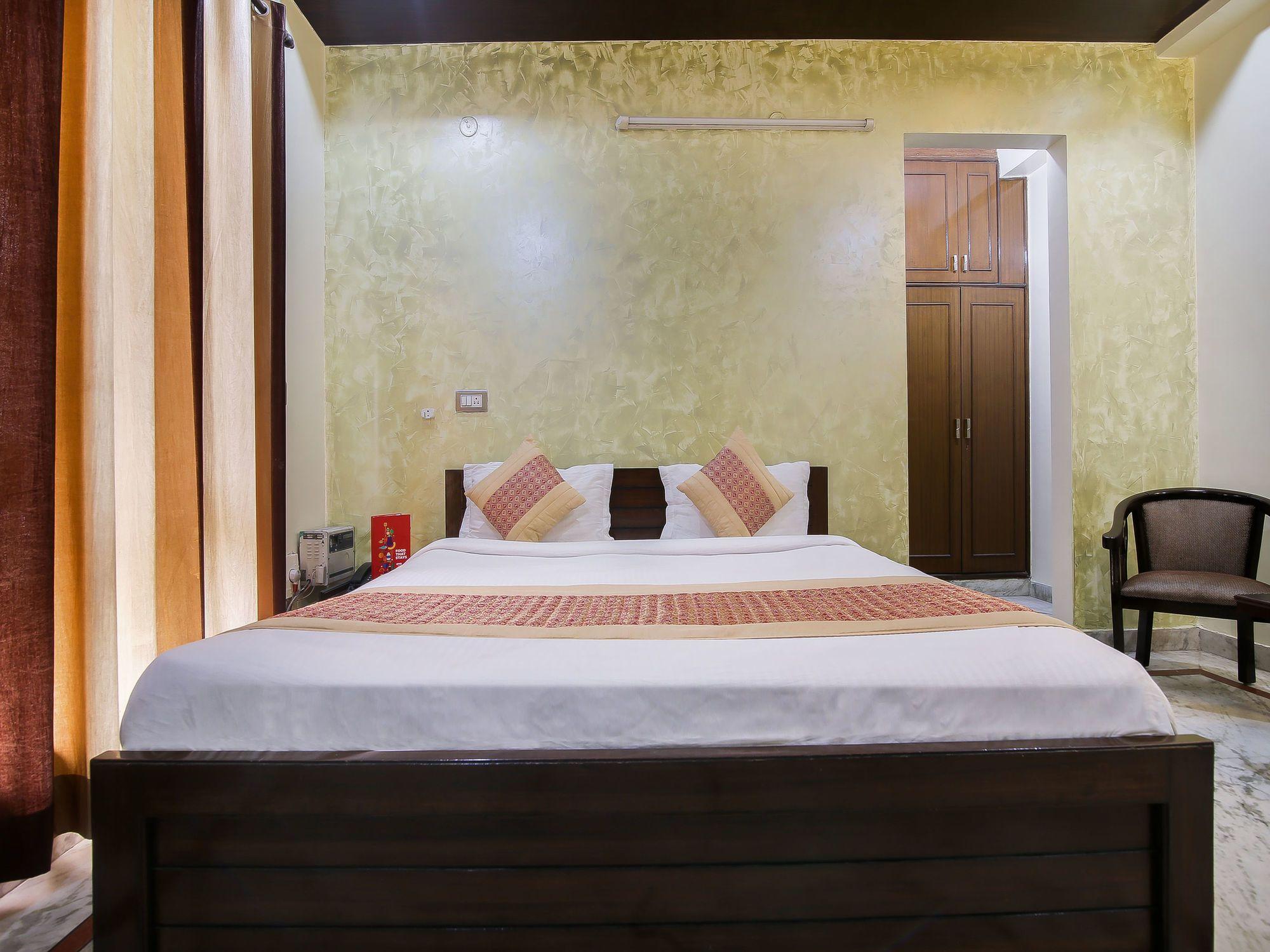 Oyo 15184 Dev Palace Hotel Gurgaon
