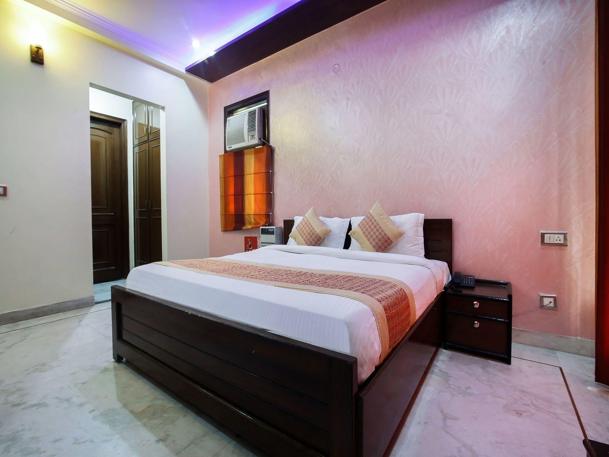 Oyo 15184 Dev Palace Gurgaon