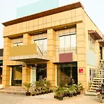 Oyo 8240 Maan Residency
